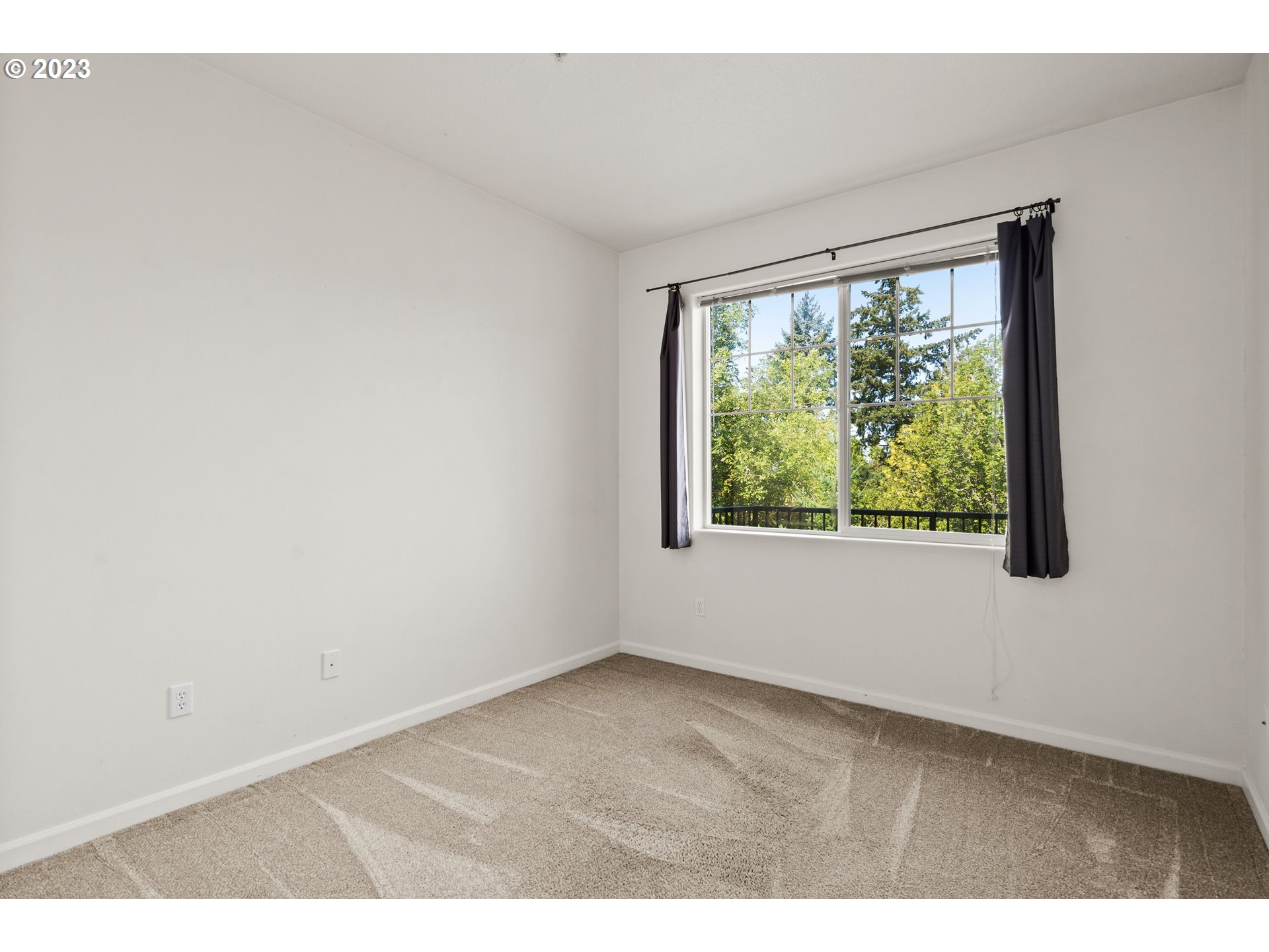 715 NW FALLING WATERS LN NW 404