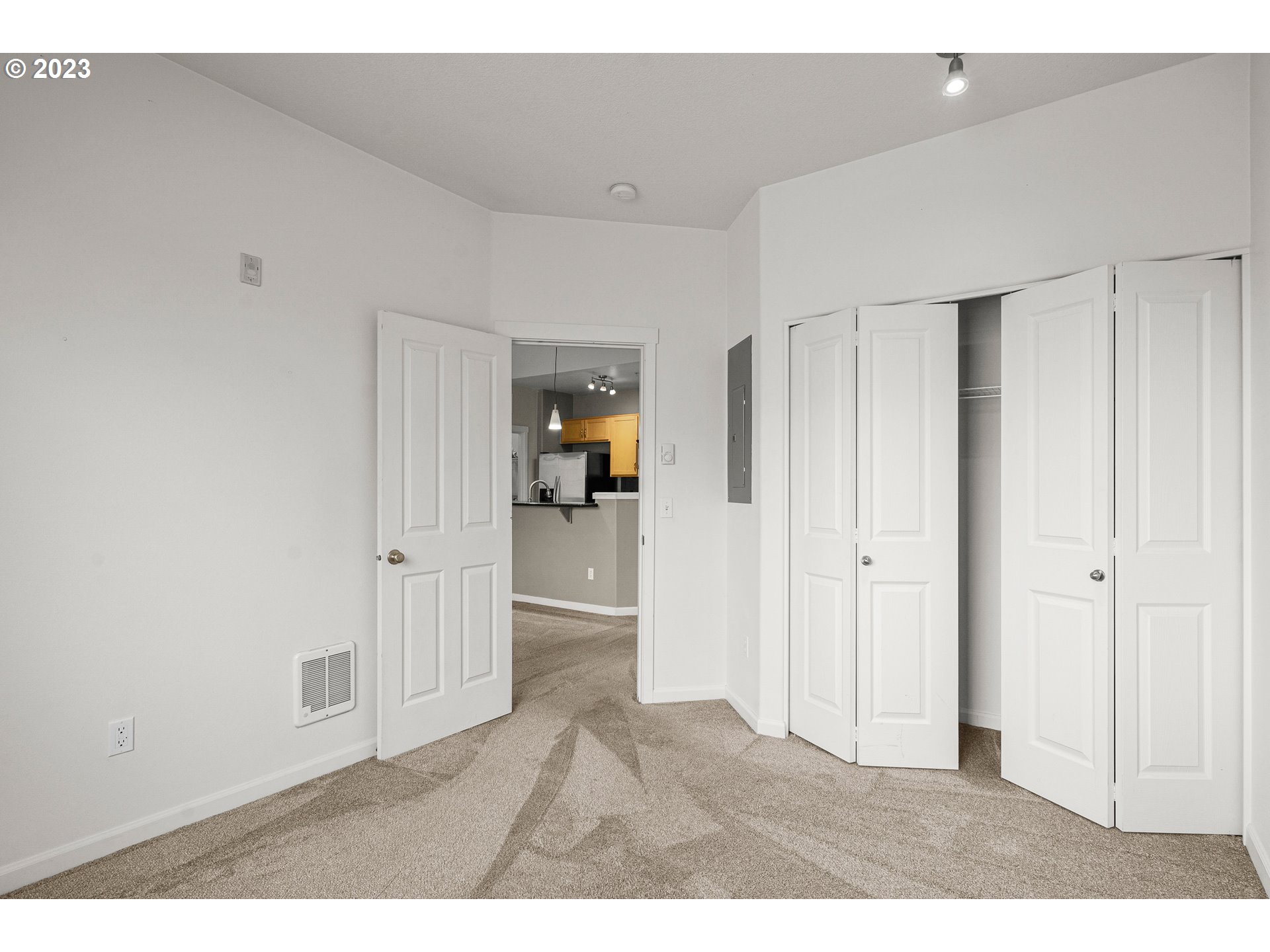 715 NW FALLING WATERS LN NW 404