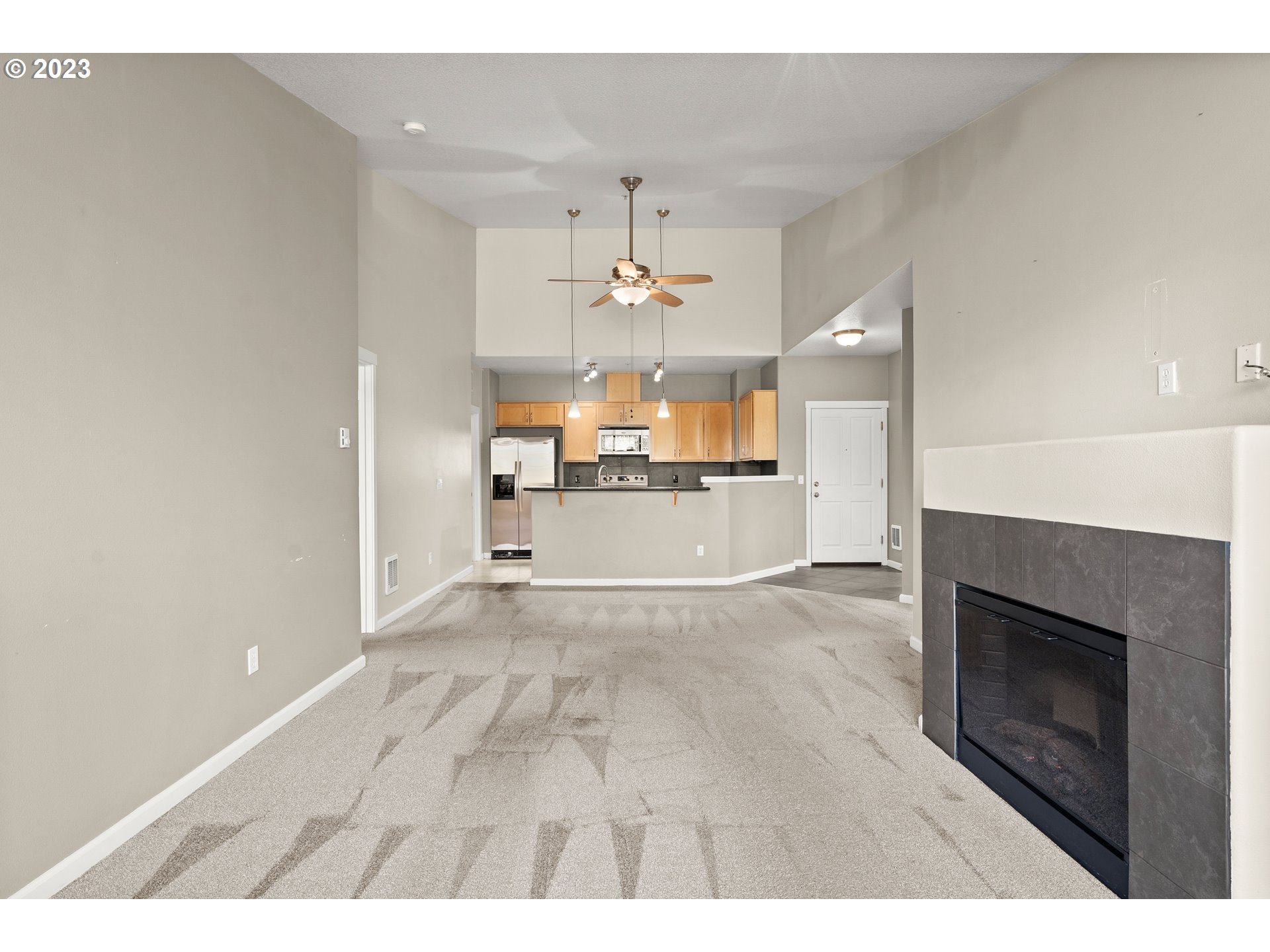 715 NW FALLING WATERS LN NW 404