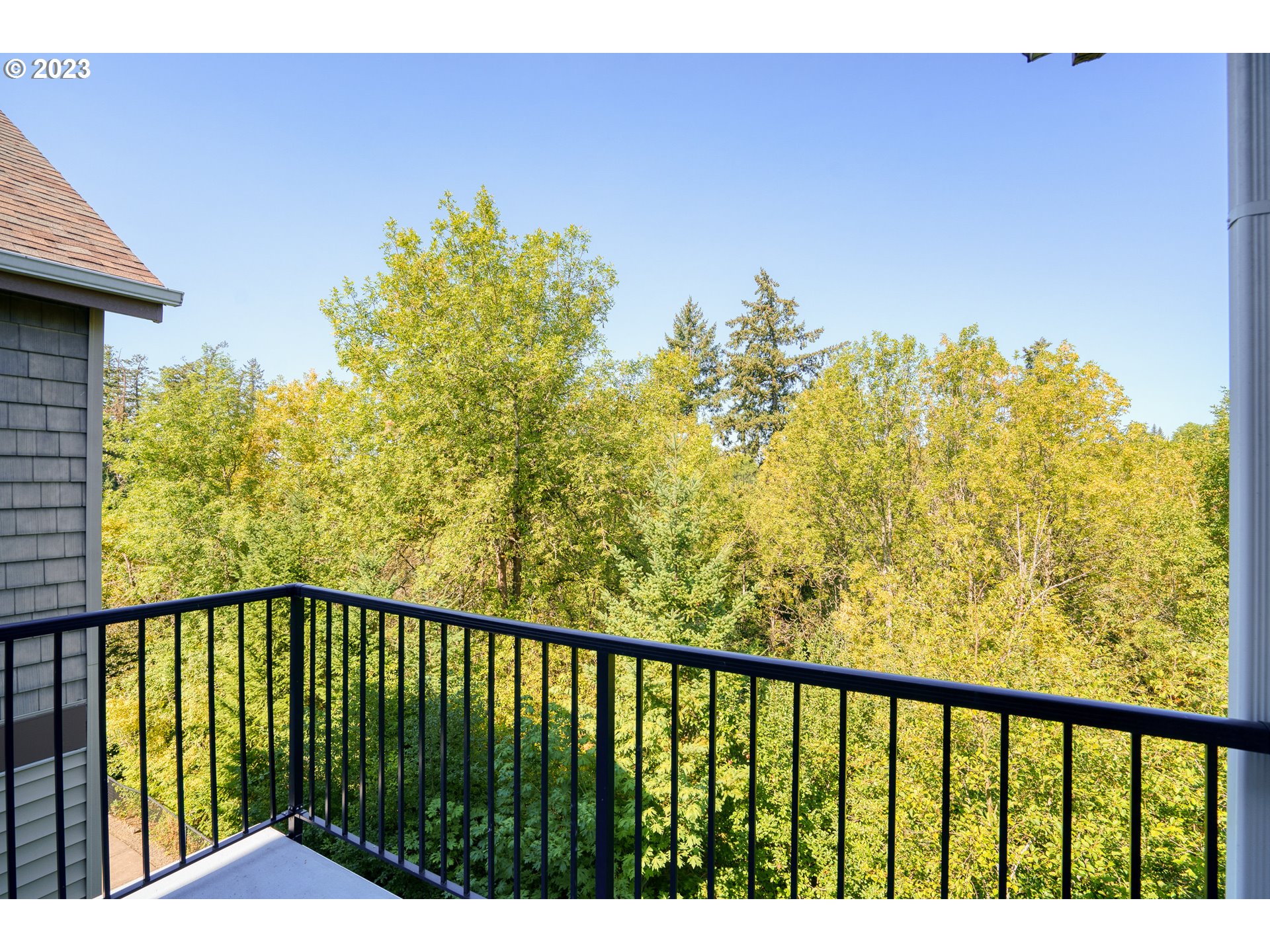 715 NW FALLING WATERS LN NW 404