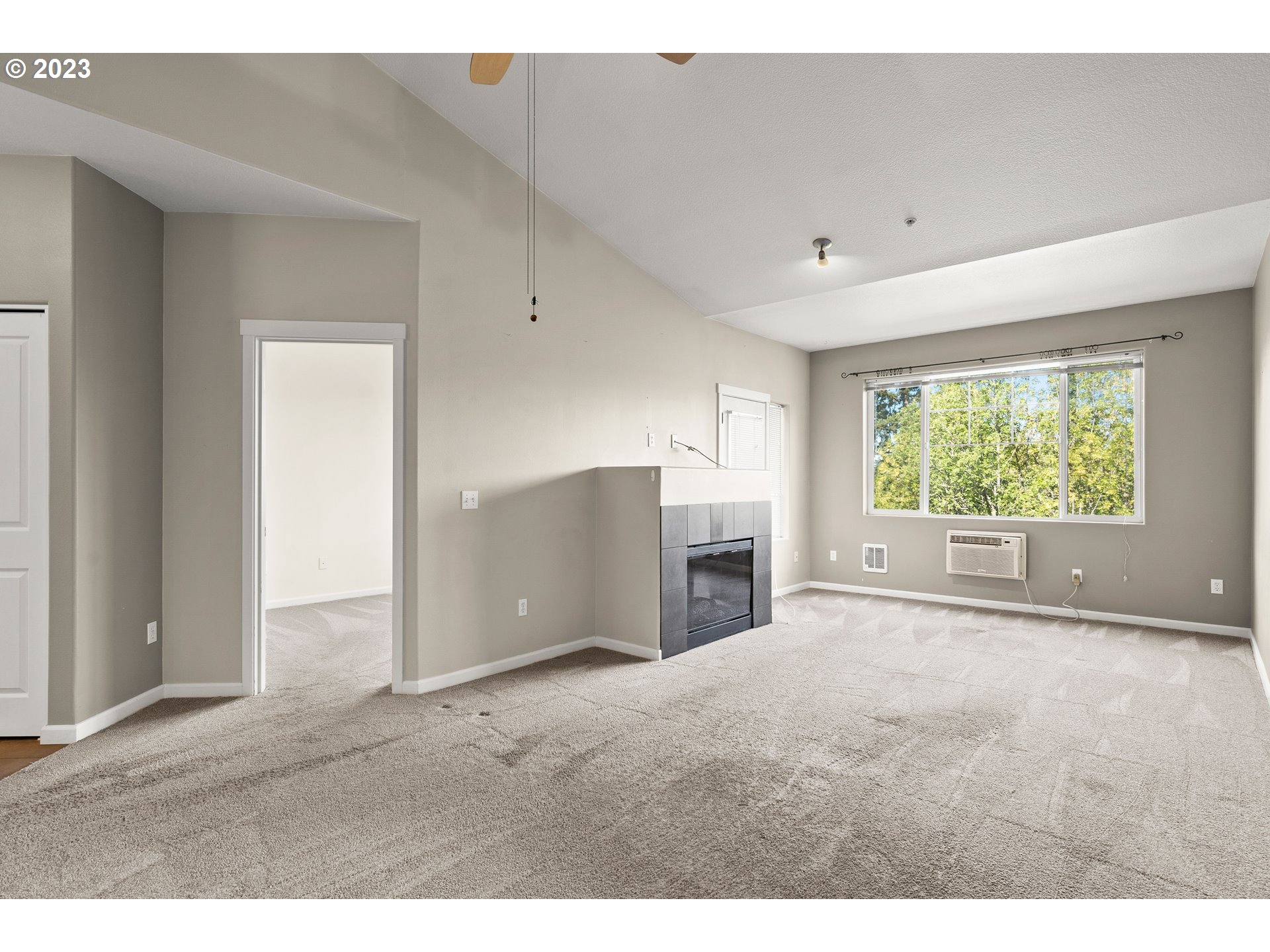 715 NW FALLING WATERS LN NW 404