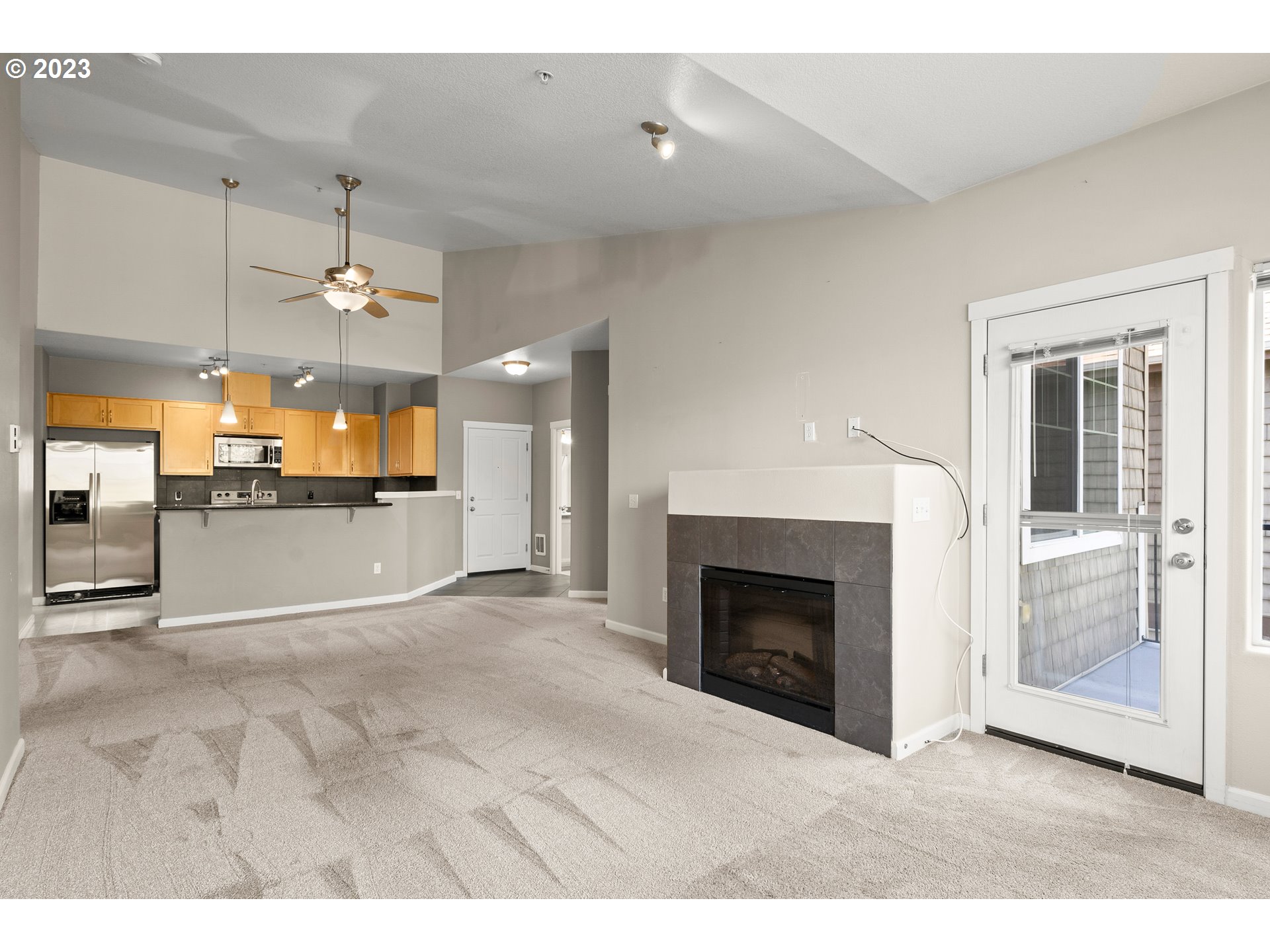 715 NW FALLING WATERS LN NW 404