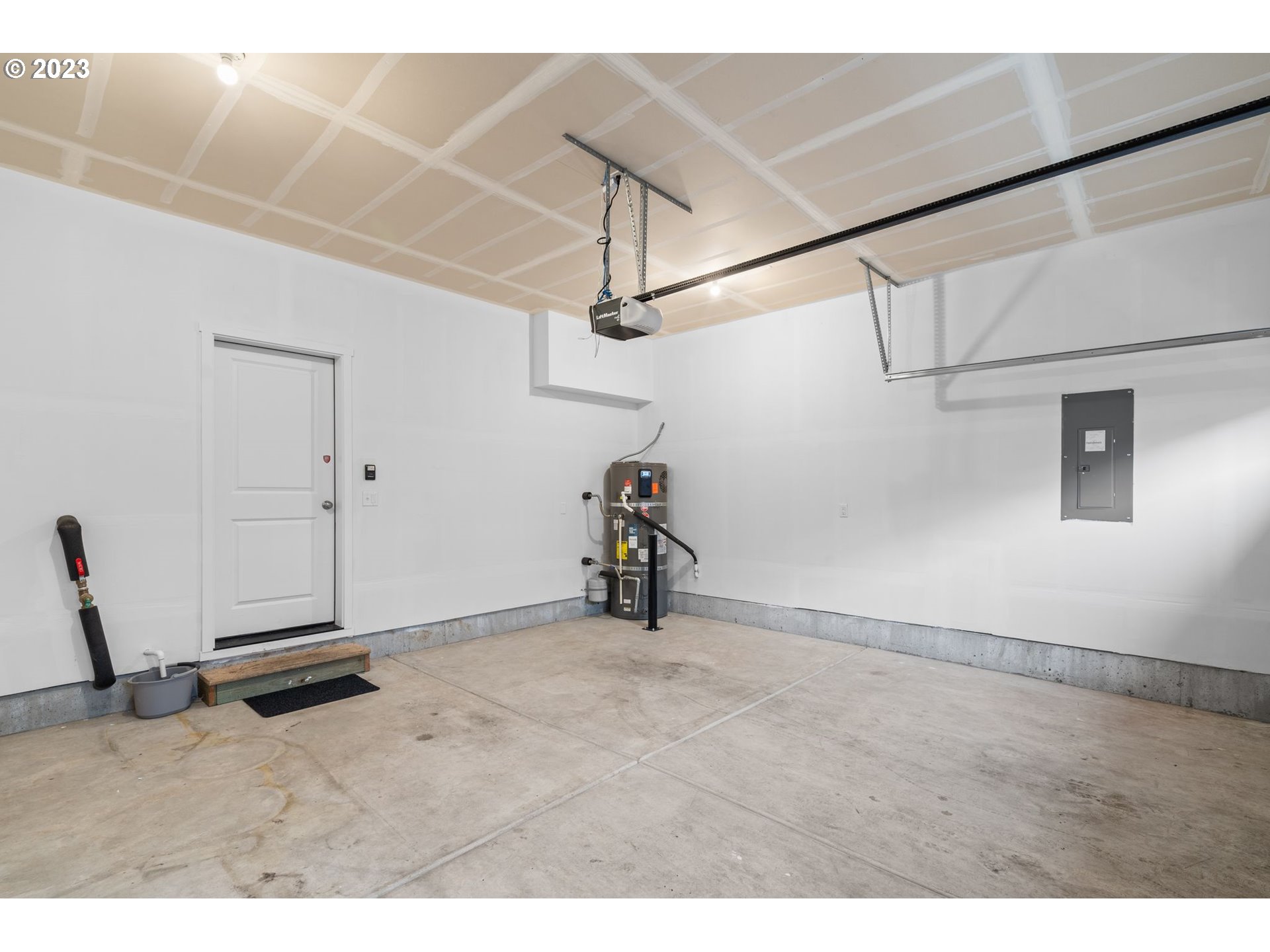 17060 SE CROSSROADS AVE