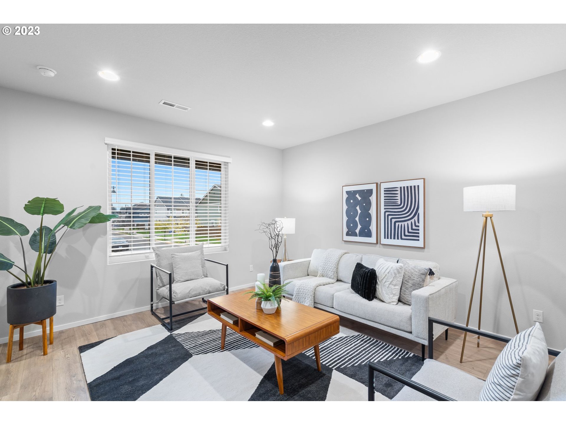 17060 SE CROSSROADS AVE