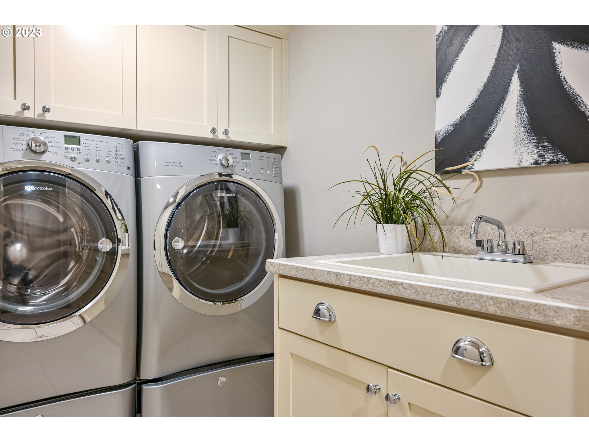 4544 N VANCOUVER AVE