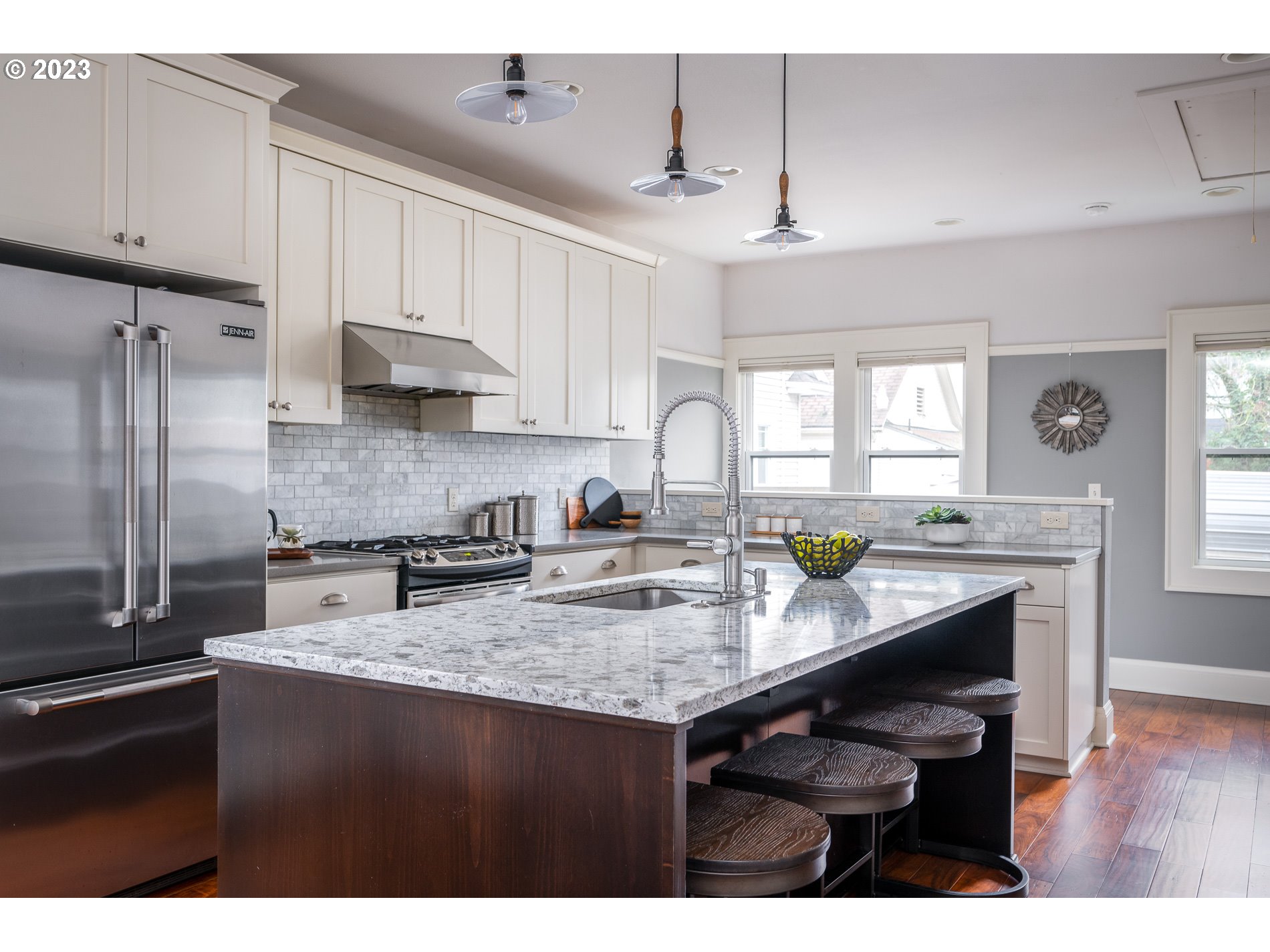 4544 N VANCOUVER AVE