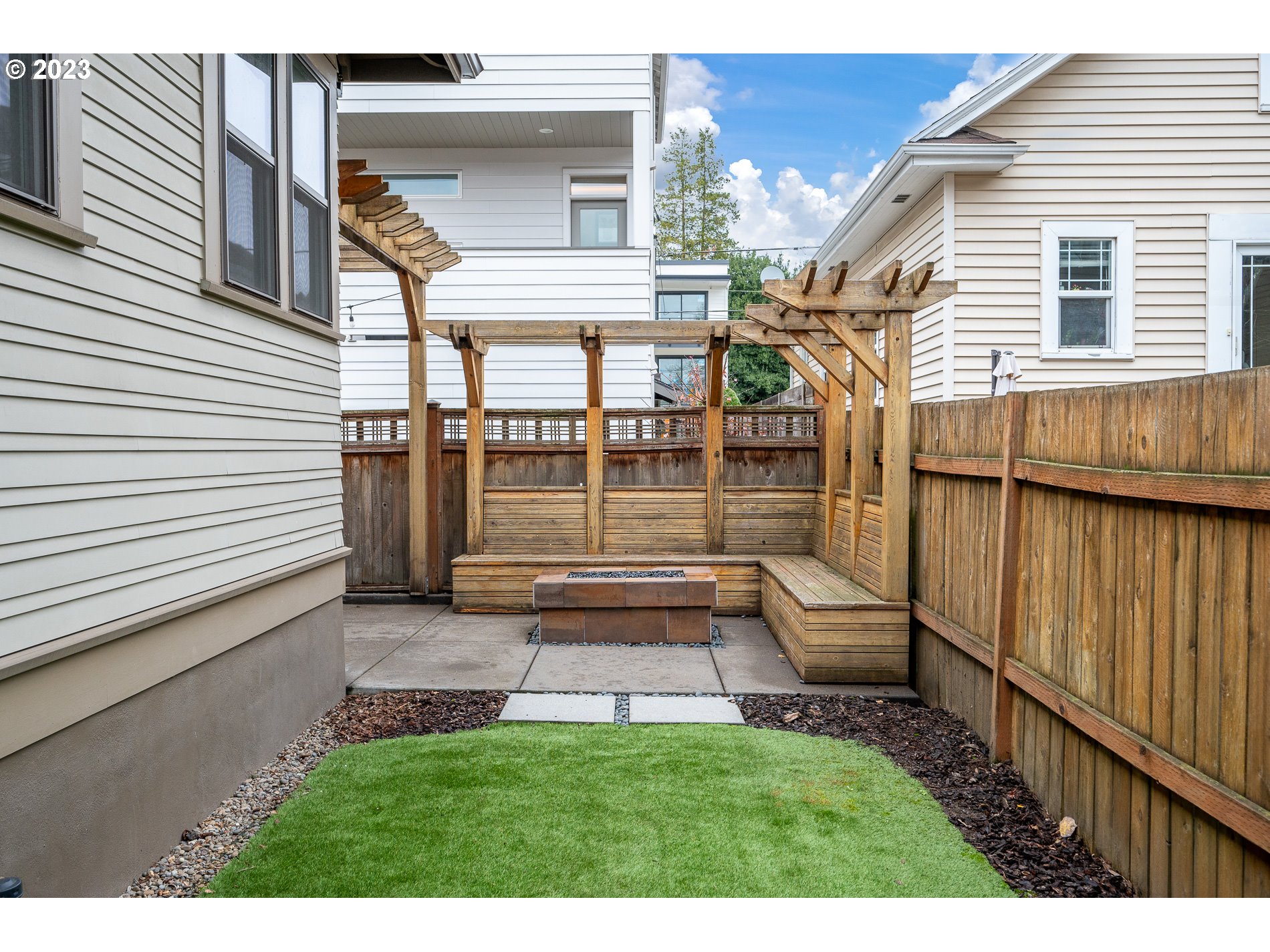 4544 N VANCOUVER AVE