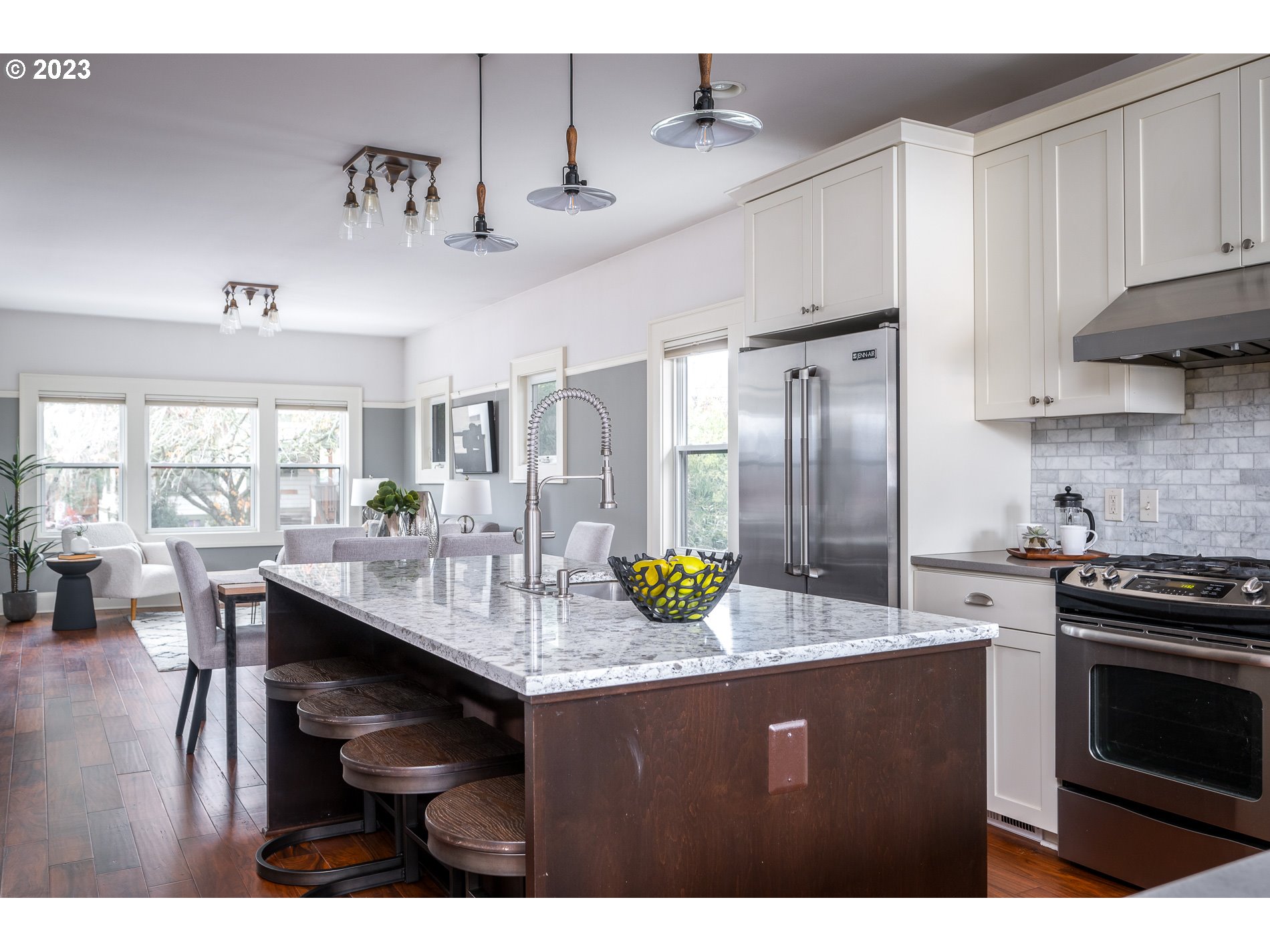 4544 N VANCOUVER AVE