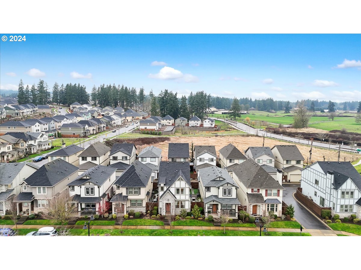 28355 SW VILLEBOIS DR N