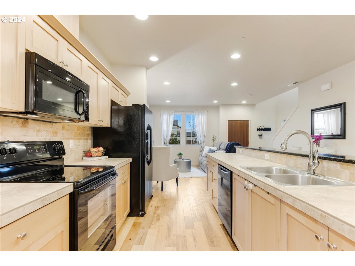 28355 SW VILLEBOIS DR N