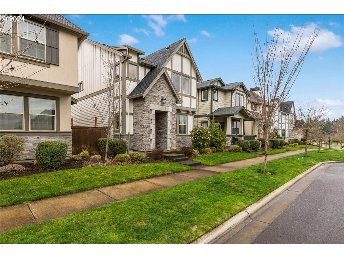 28355 SW VILLEBOIS DR N