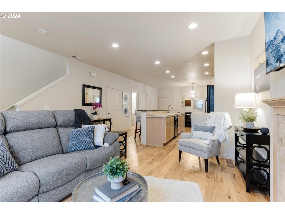 28355 SW VILLEBOIS DR N