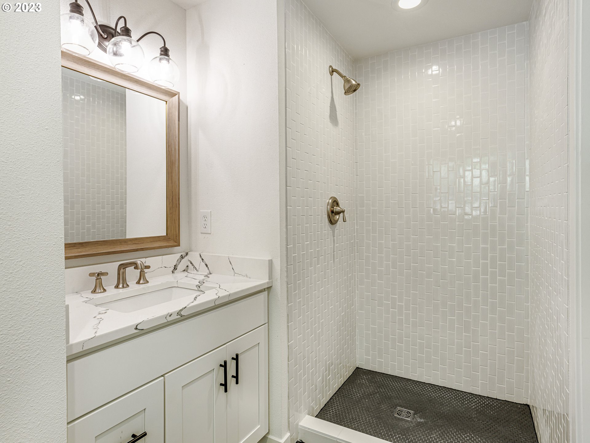 7740 NW HOOD VIEW CIR