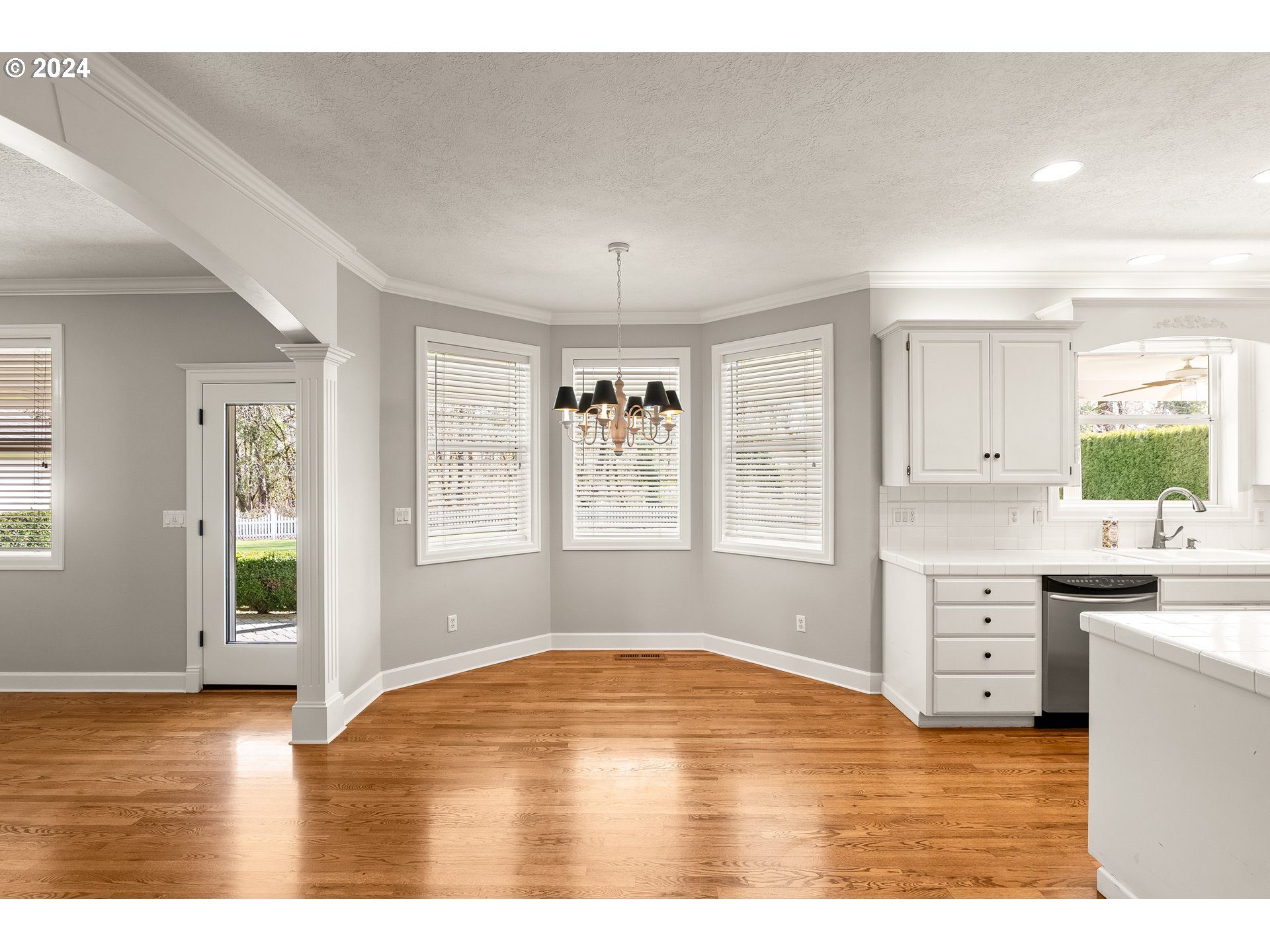 1055 SE BARBERRY AVE