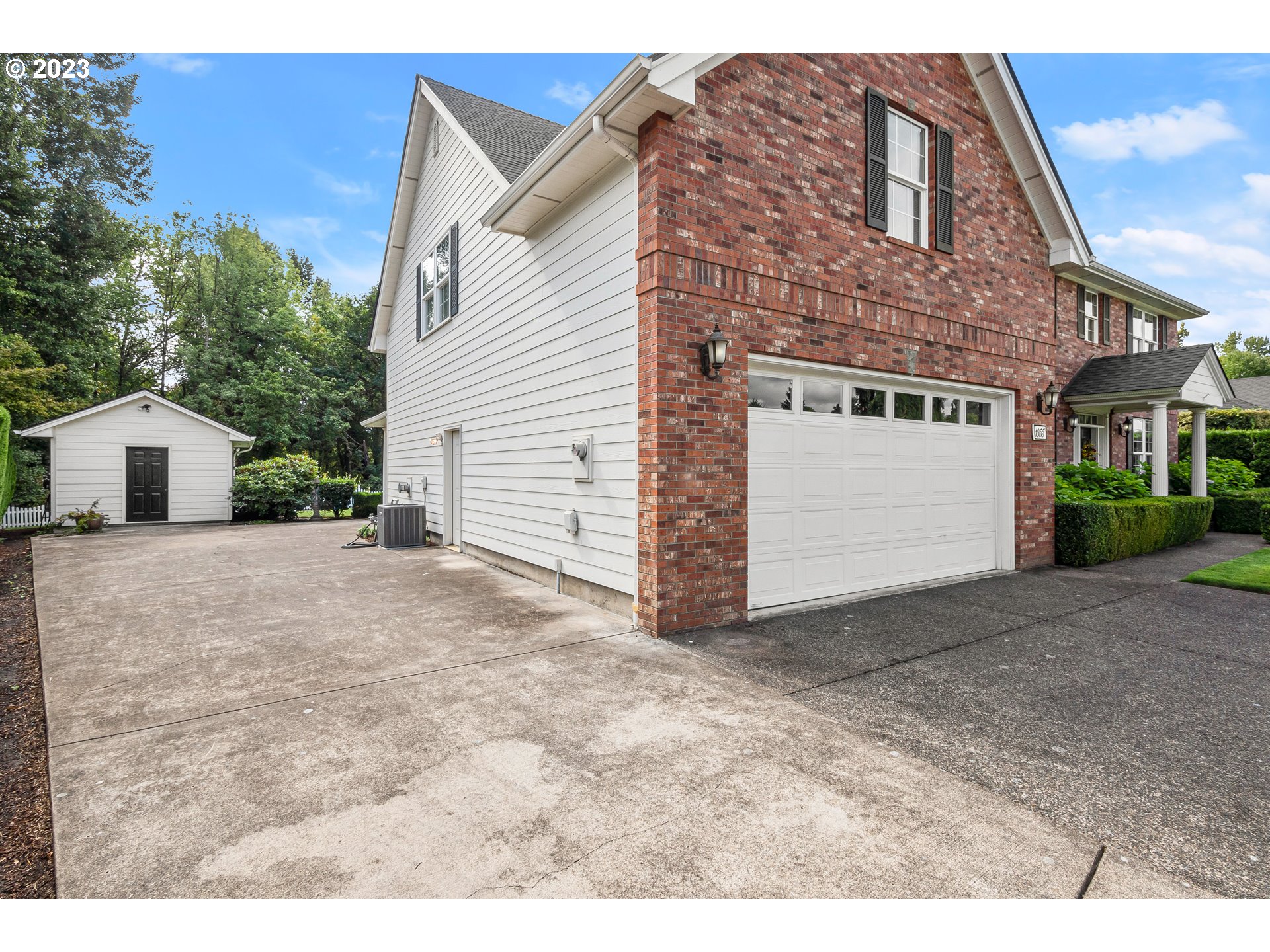 1055 SE BARBERRY AVE