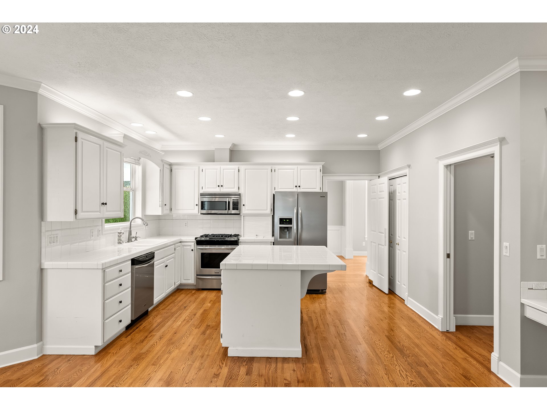 1055 SE BARBERRY AVE