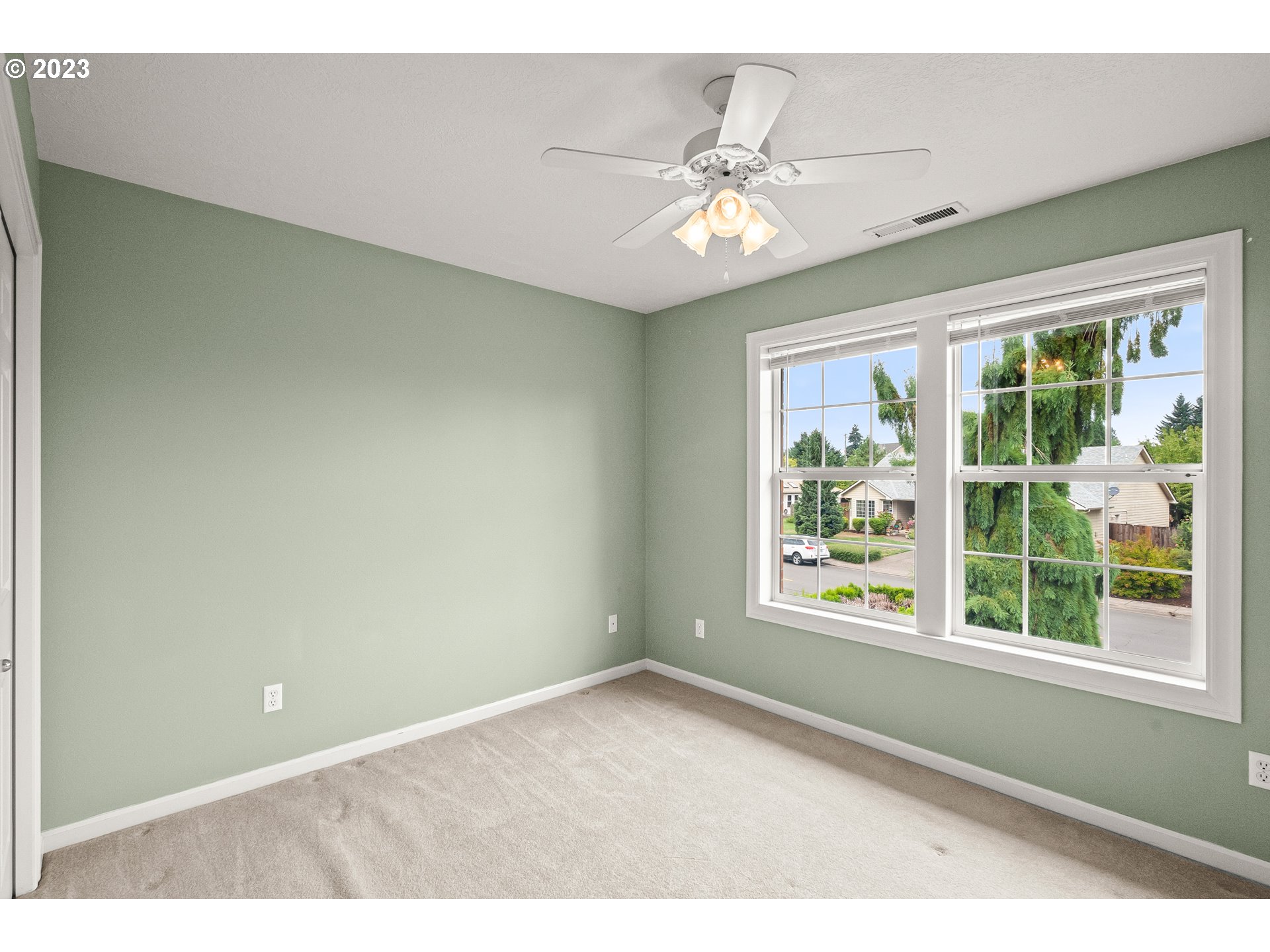 1055 SE BARBERRY AVE