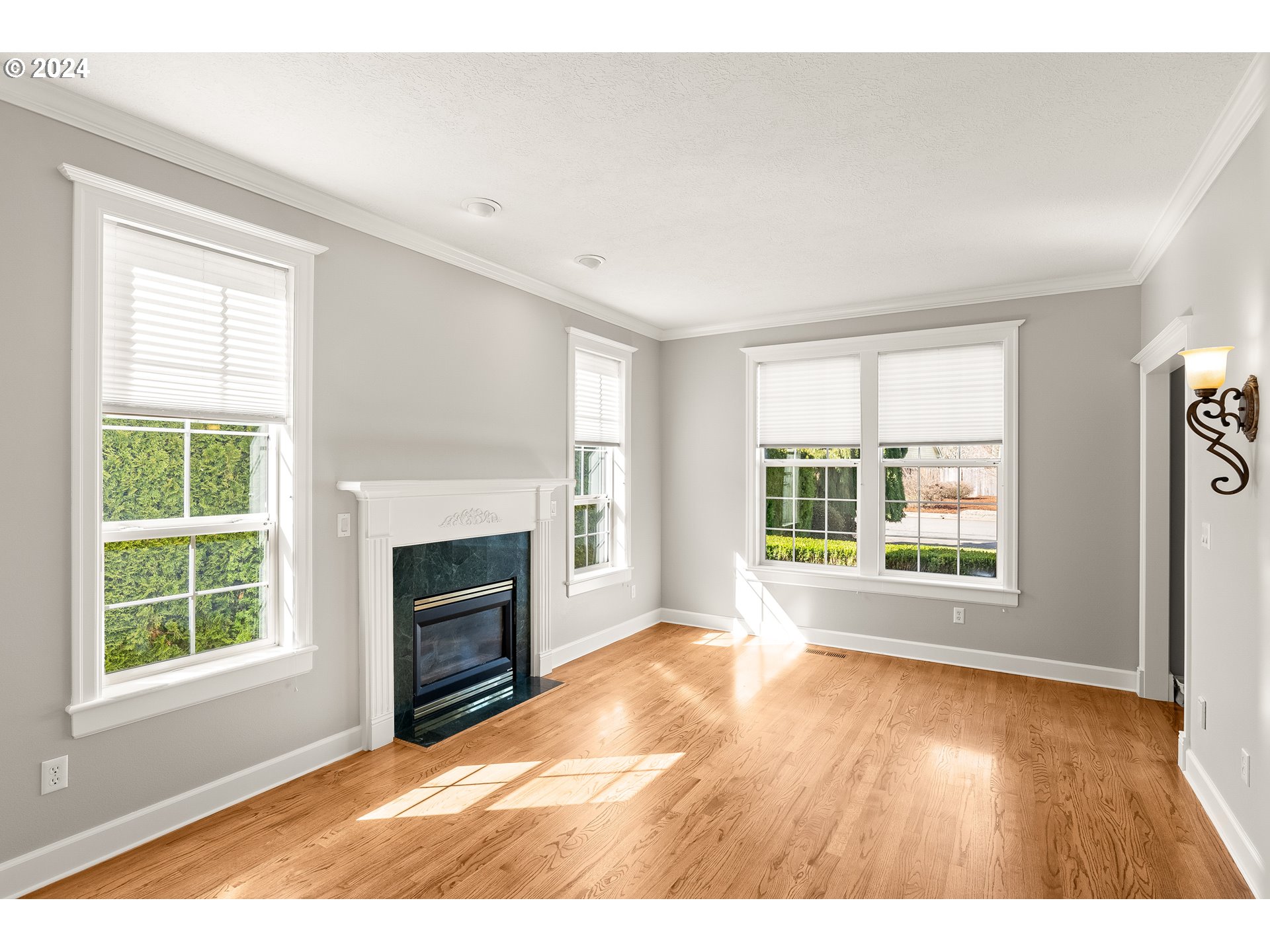 1055 SE BARBERRY AVE