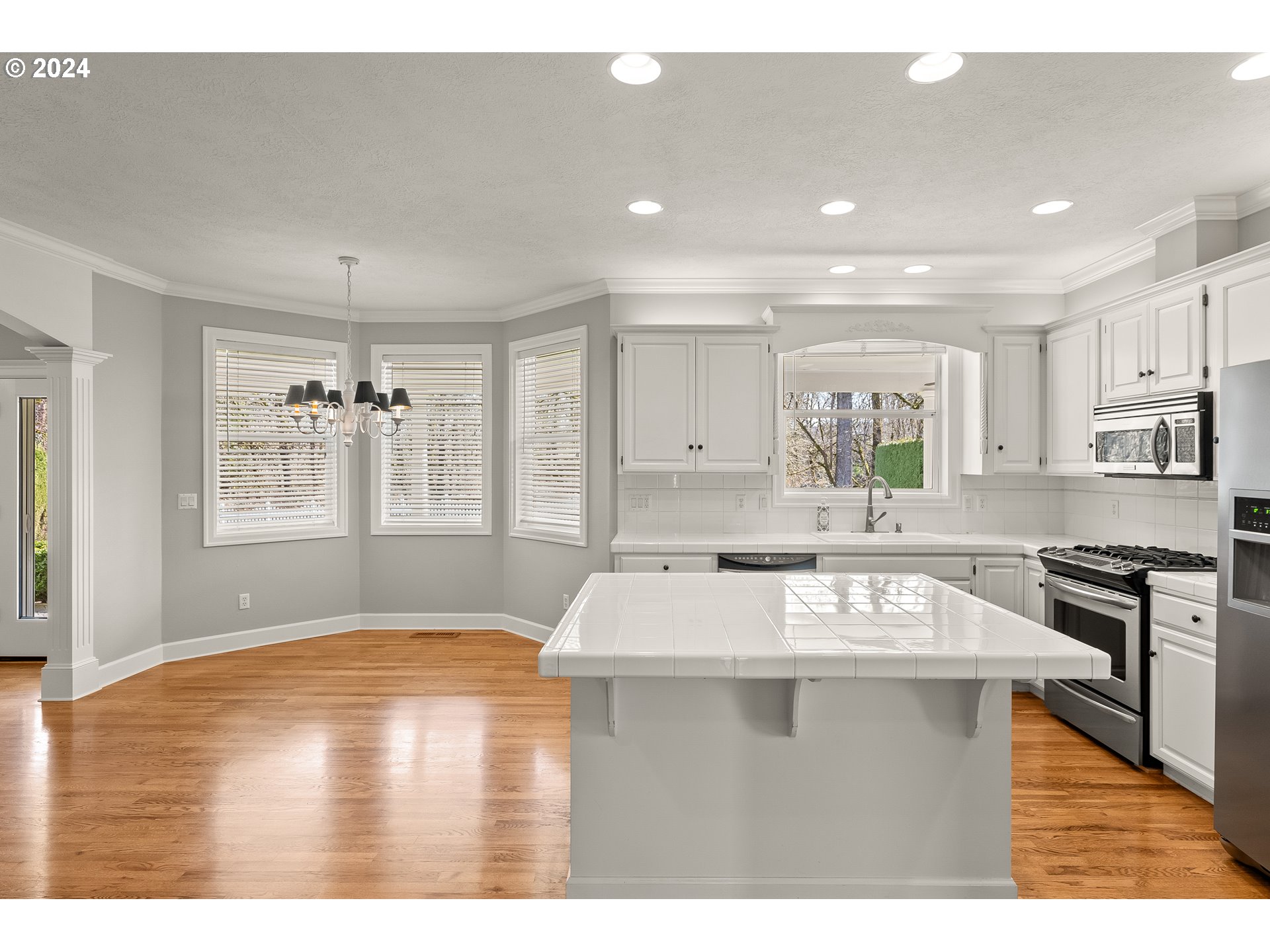 1055 SE BARBERRY AVE