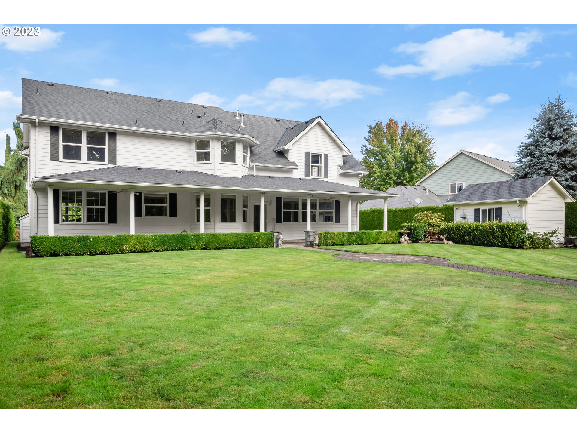 1055 SE BARBERRY AVE