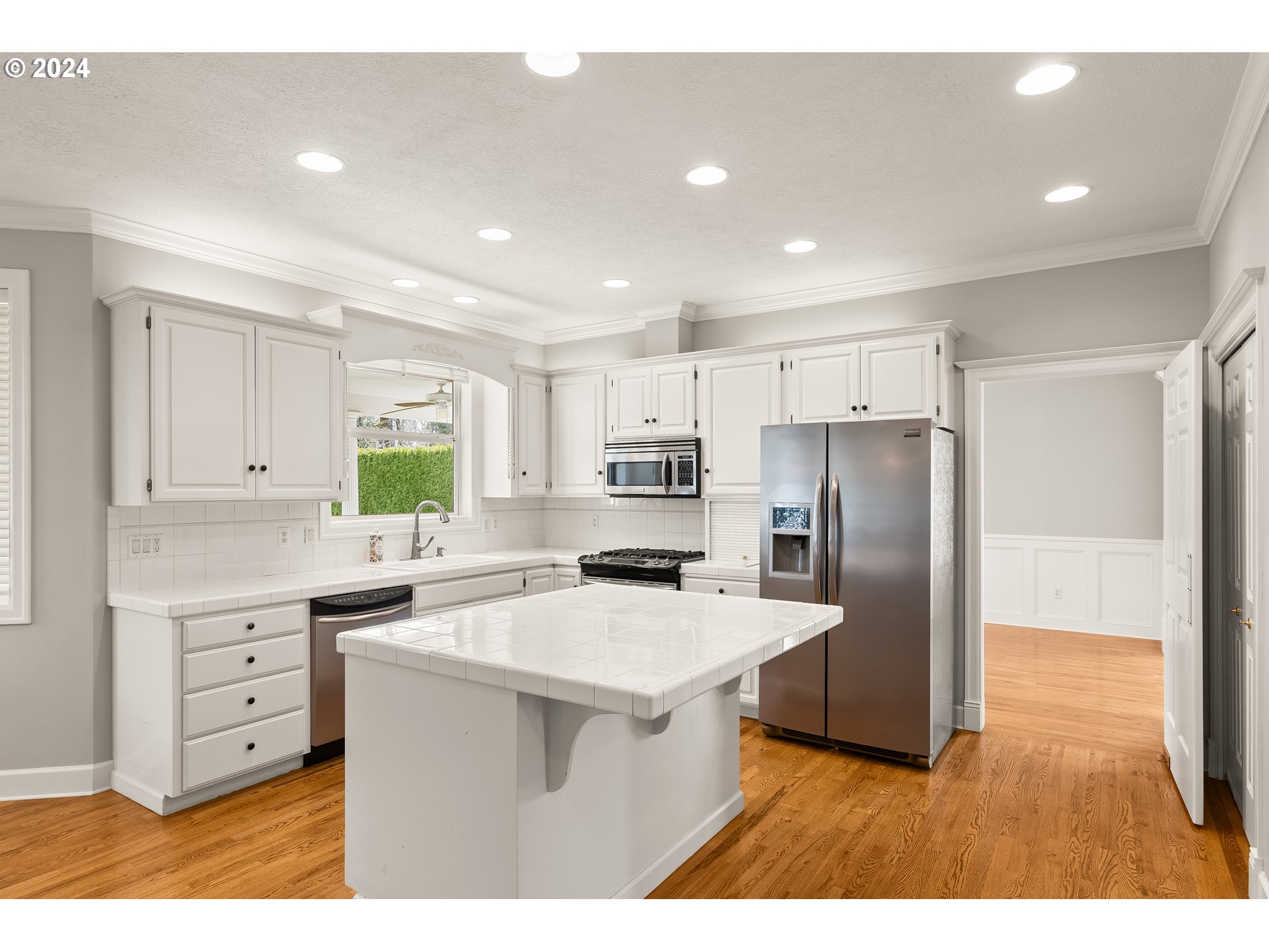 1055 SE BARBERRY AVE