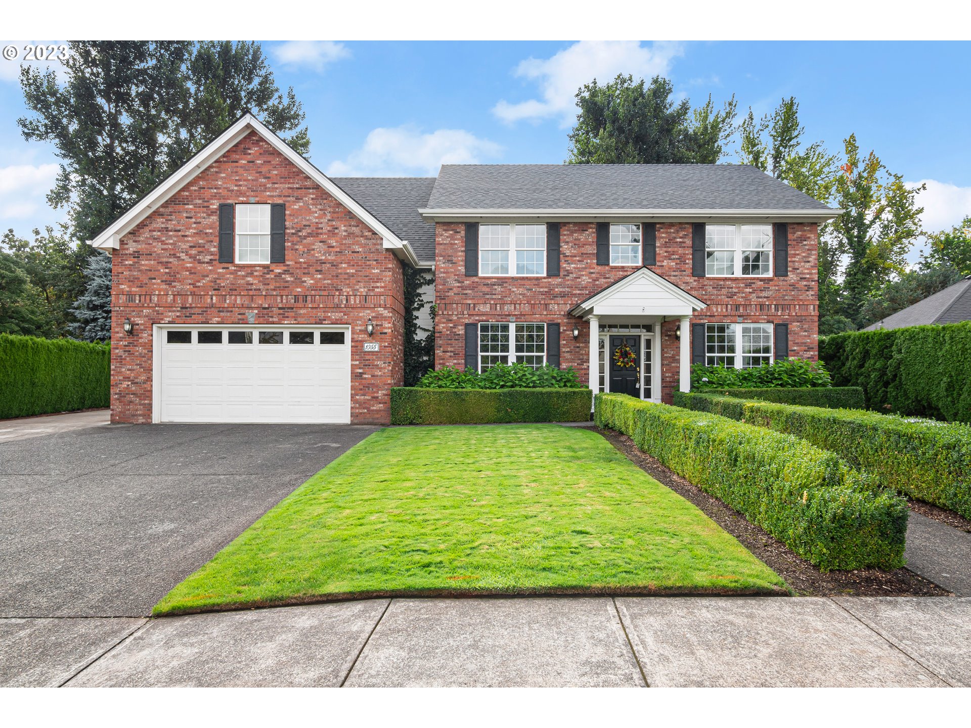 1055 SE BARBERRY AVE