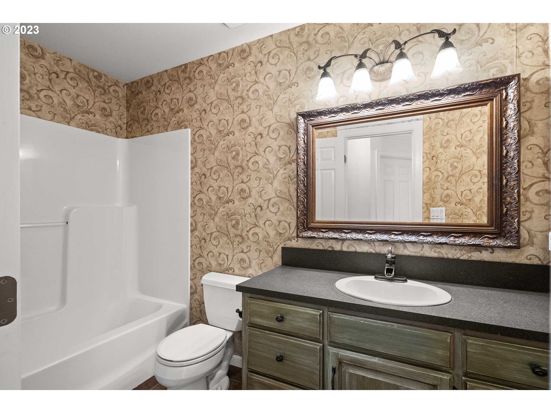 1055 SE BARBERRY AVE