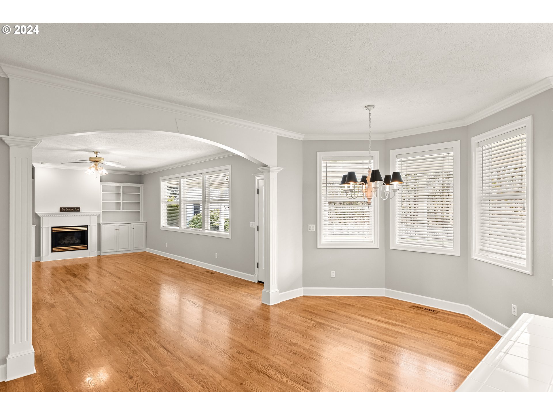 1055 SE BARBERRY AVE