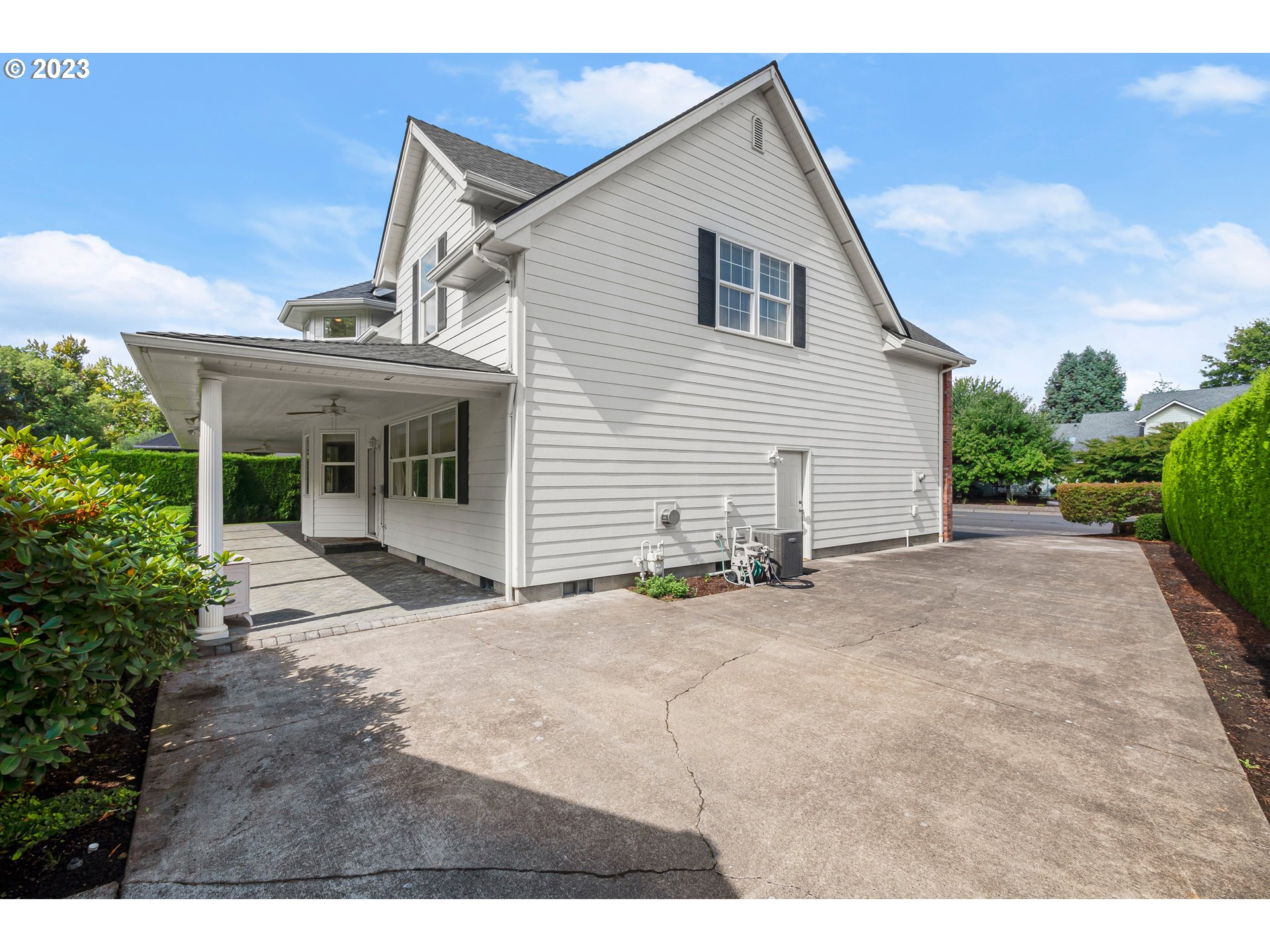 1055 SE BARBERRY AVE