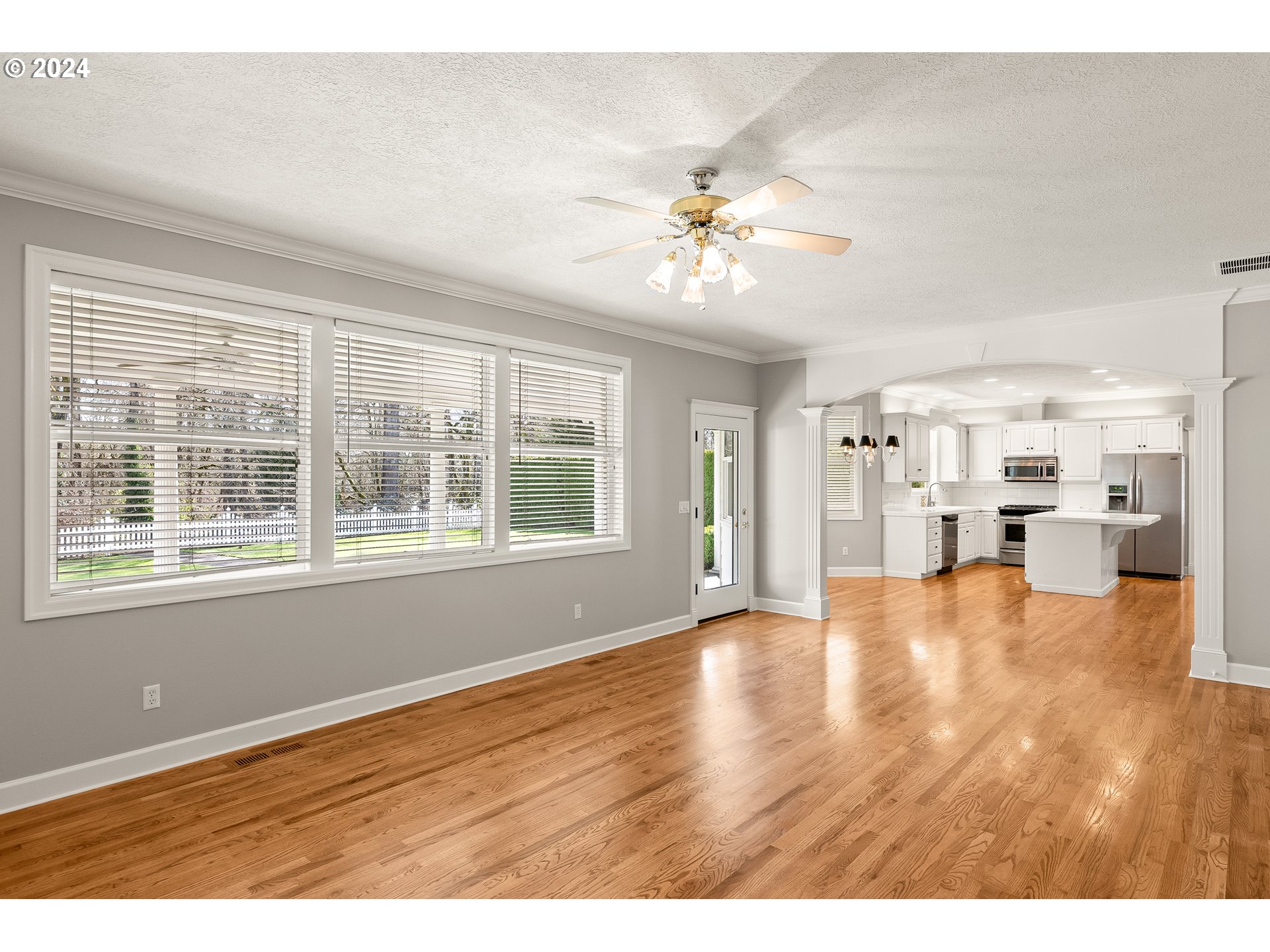 1055 SE BARBERRY AVE