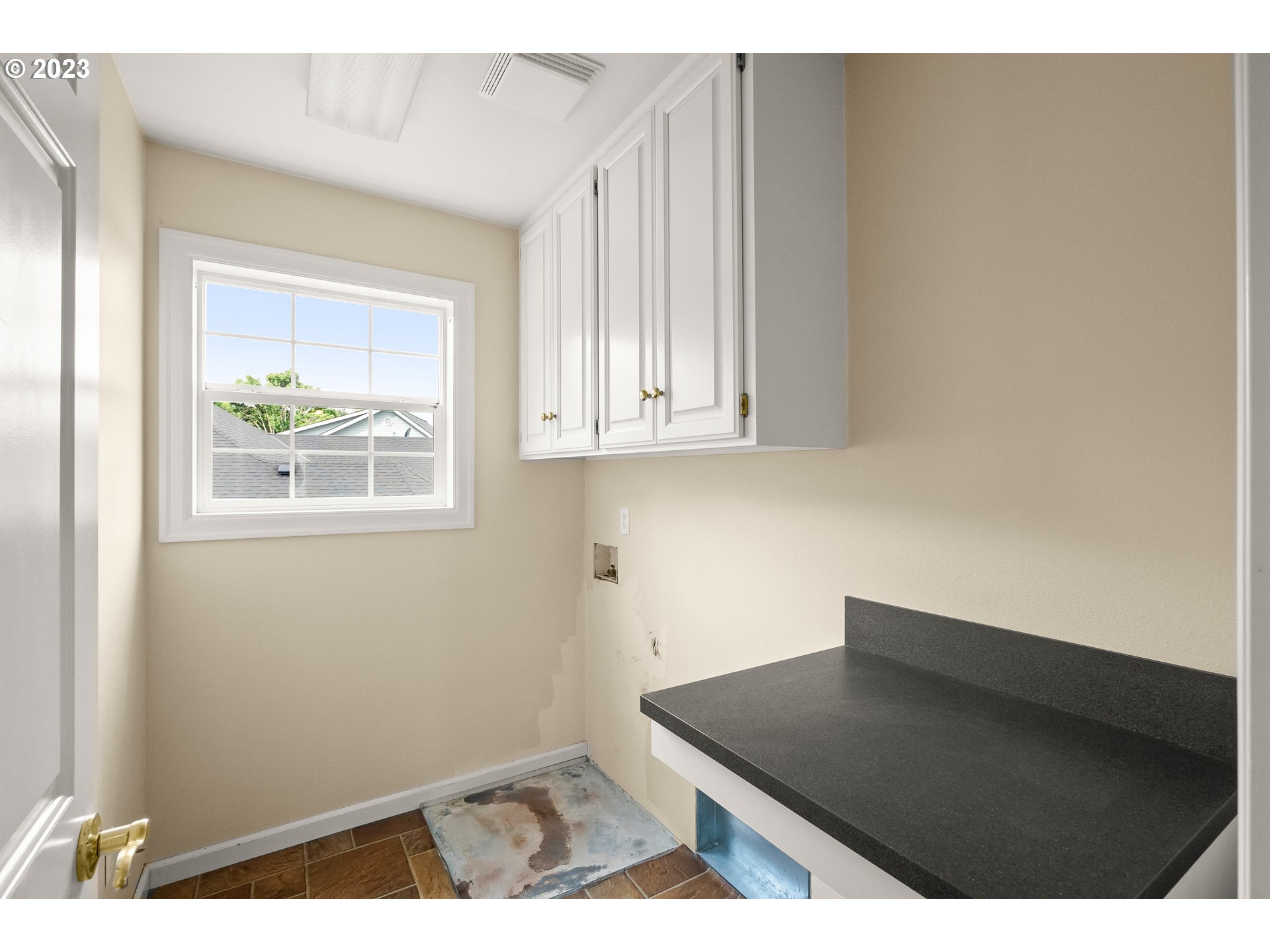 1055 SE BARBERRY AVE