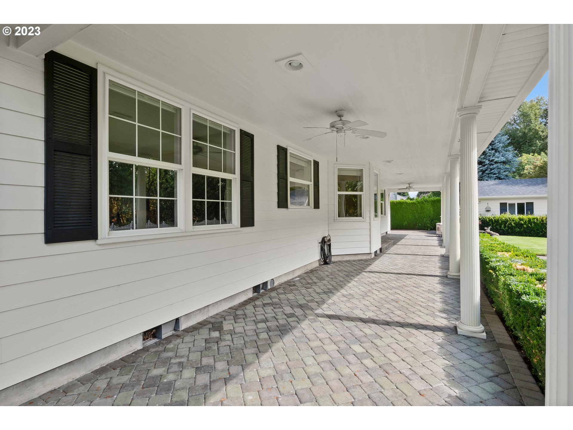 1055 SE BARBERRY AVE