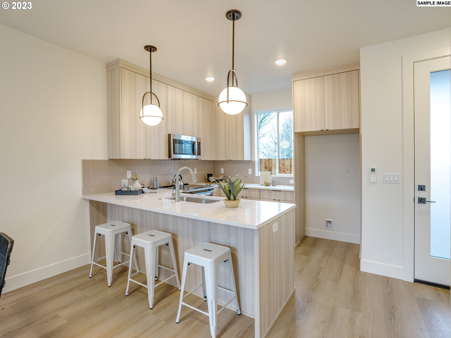 6417 N Greeley AVE 4