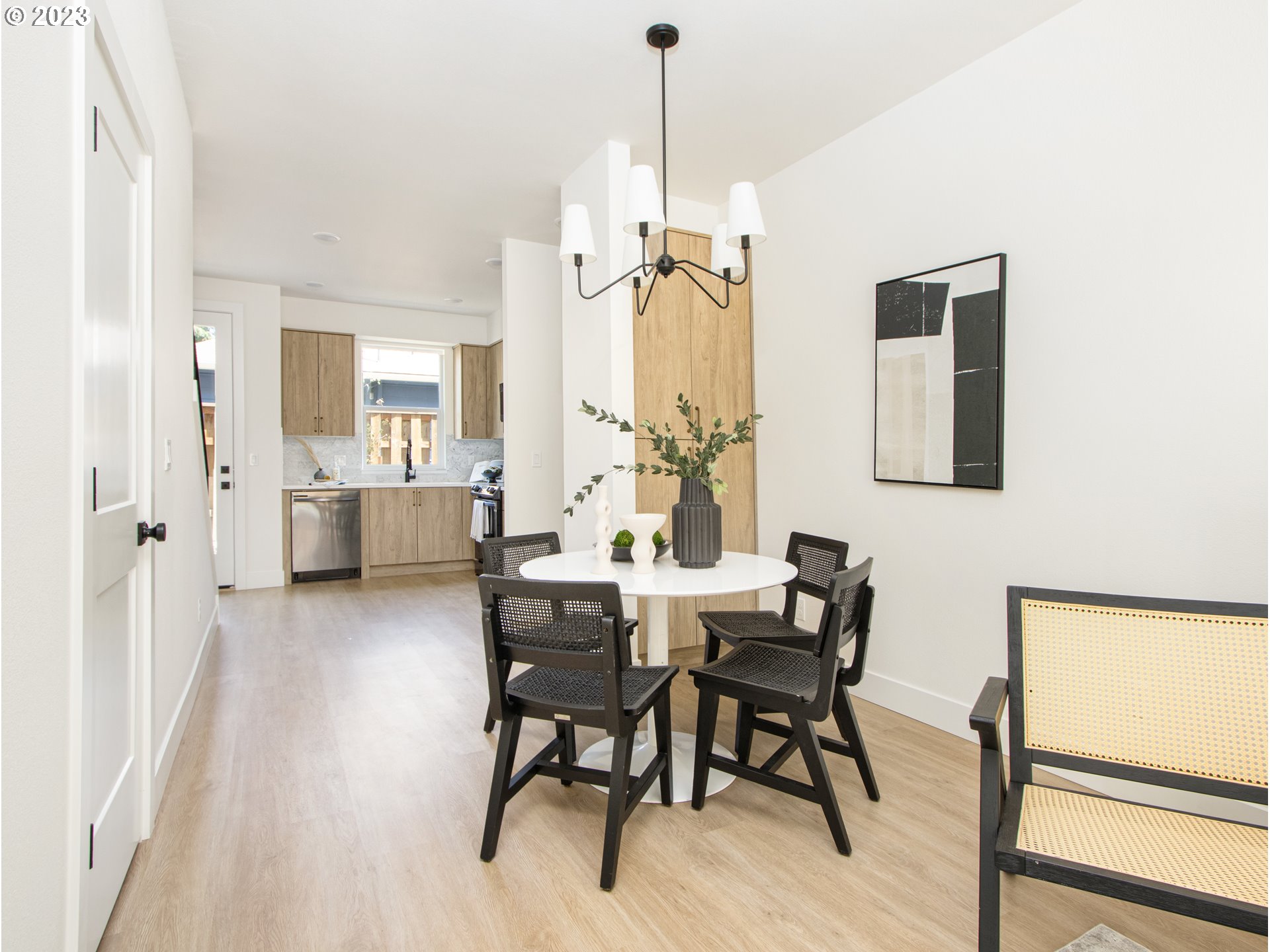 7521 N Clarendon AVE 5