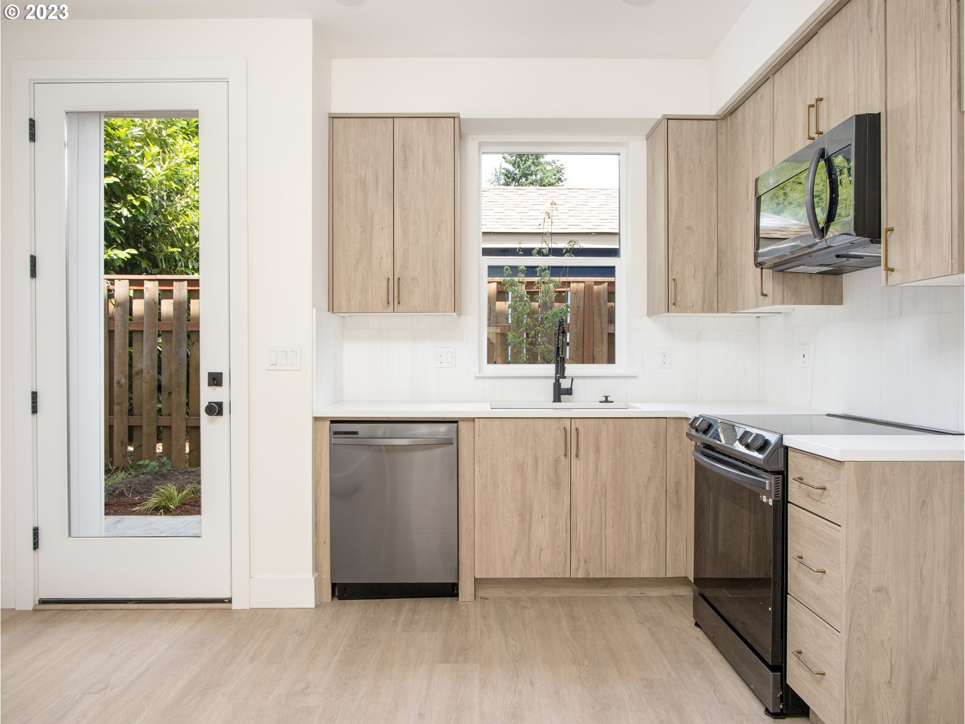 7521 N Clarendon AVE 5