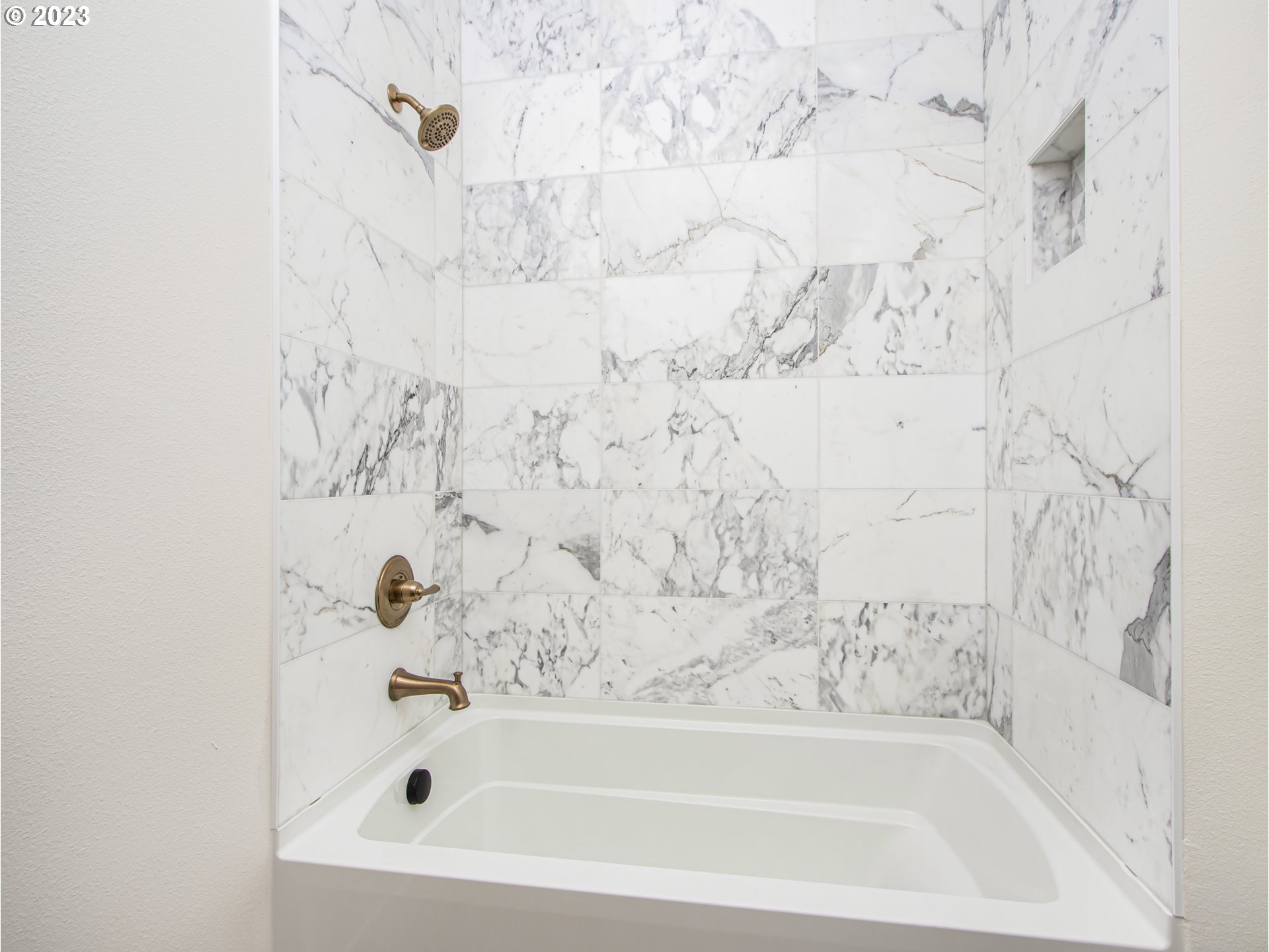 7521 N Clarendon AVE 5