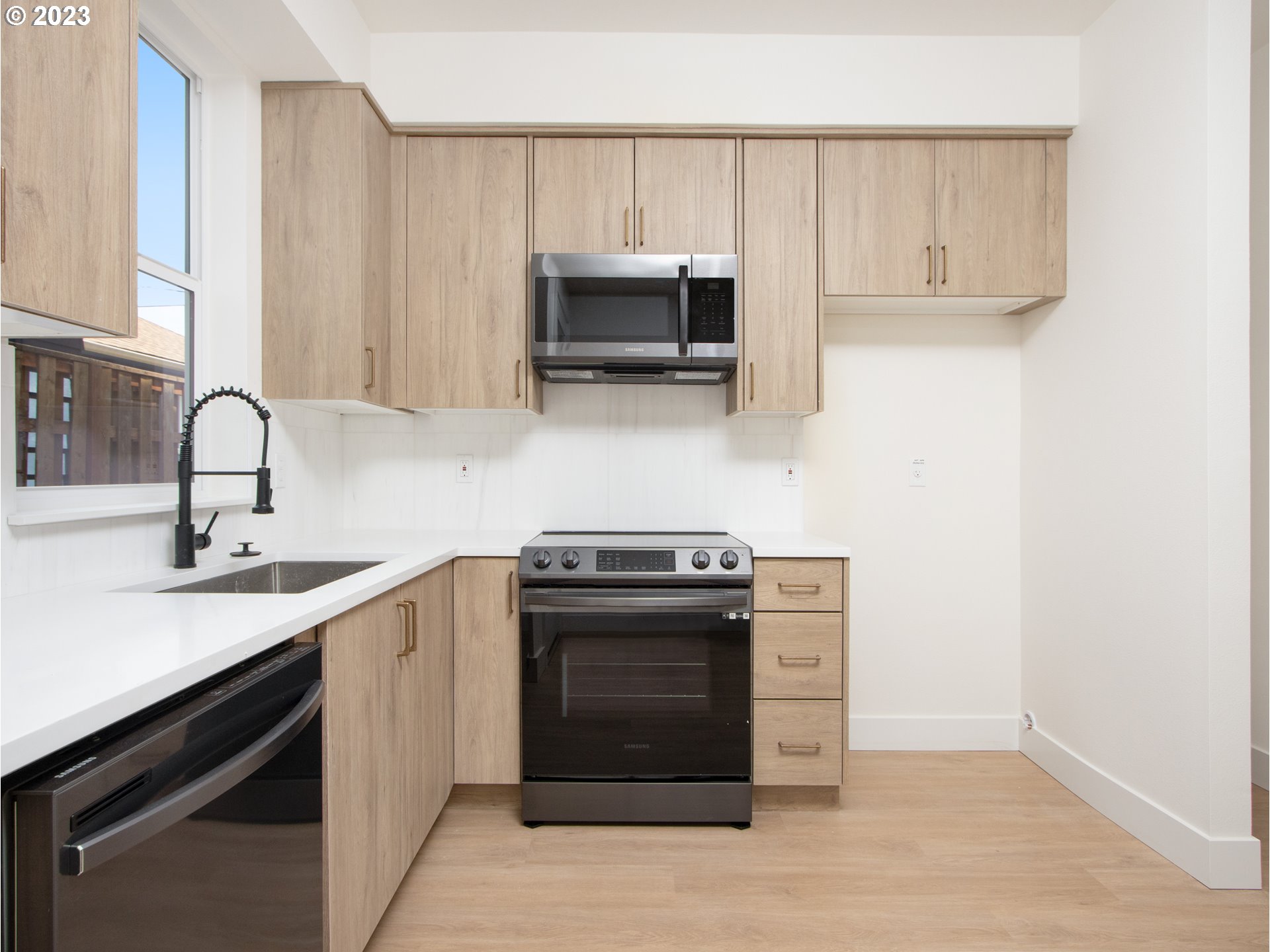 7521 N Clarendon AVE 5