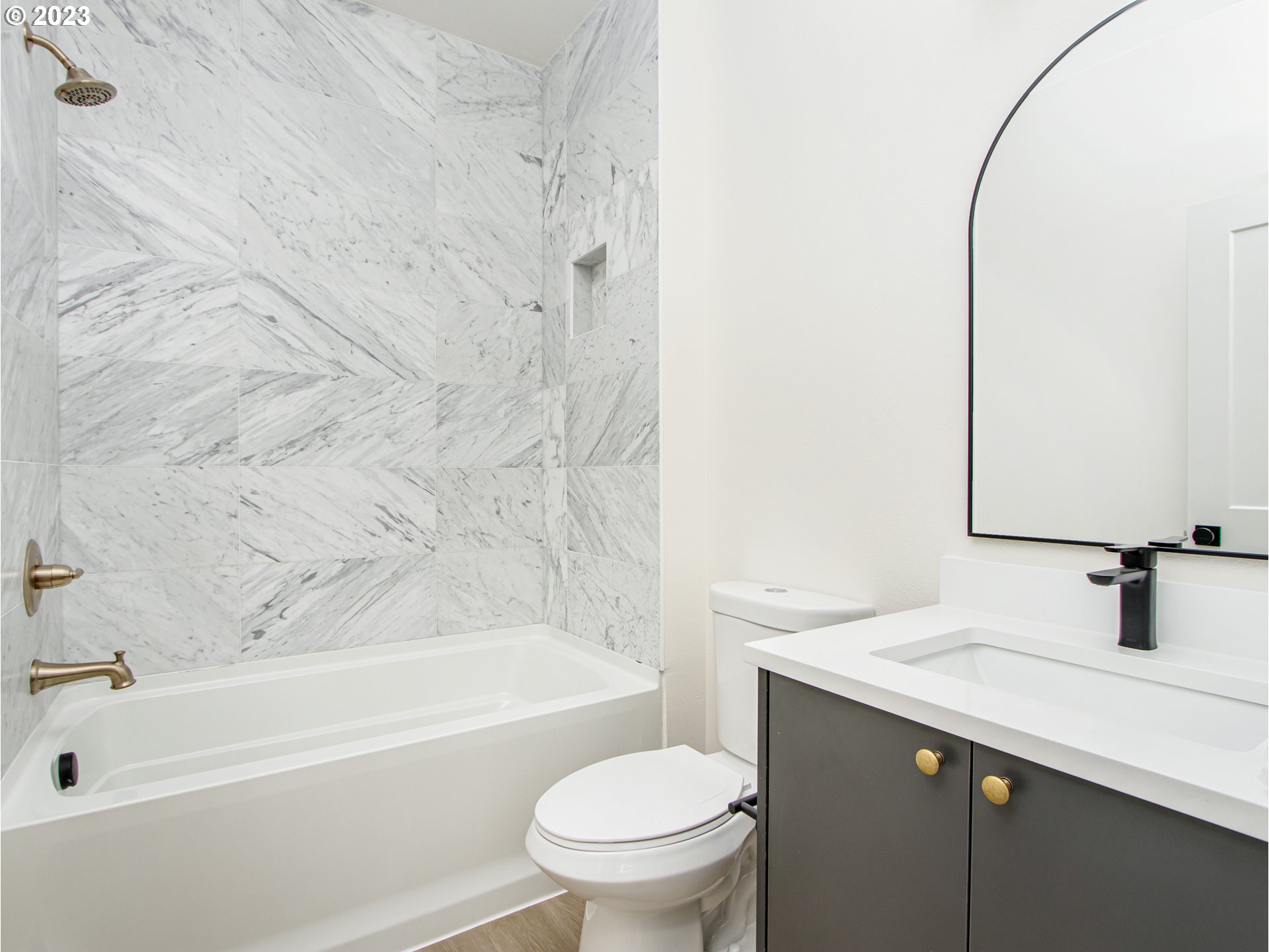 7523 N Clarendon AVE 6