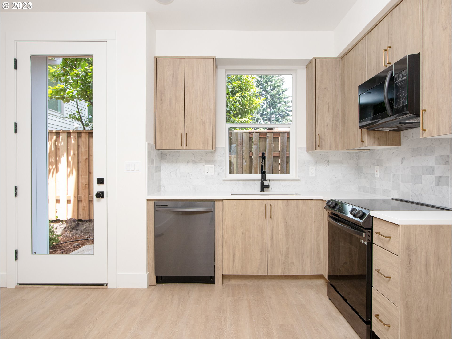 7523 N Clarendon AVE 6