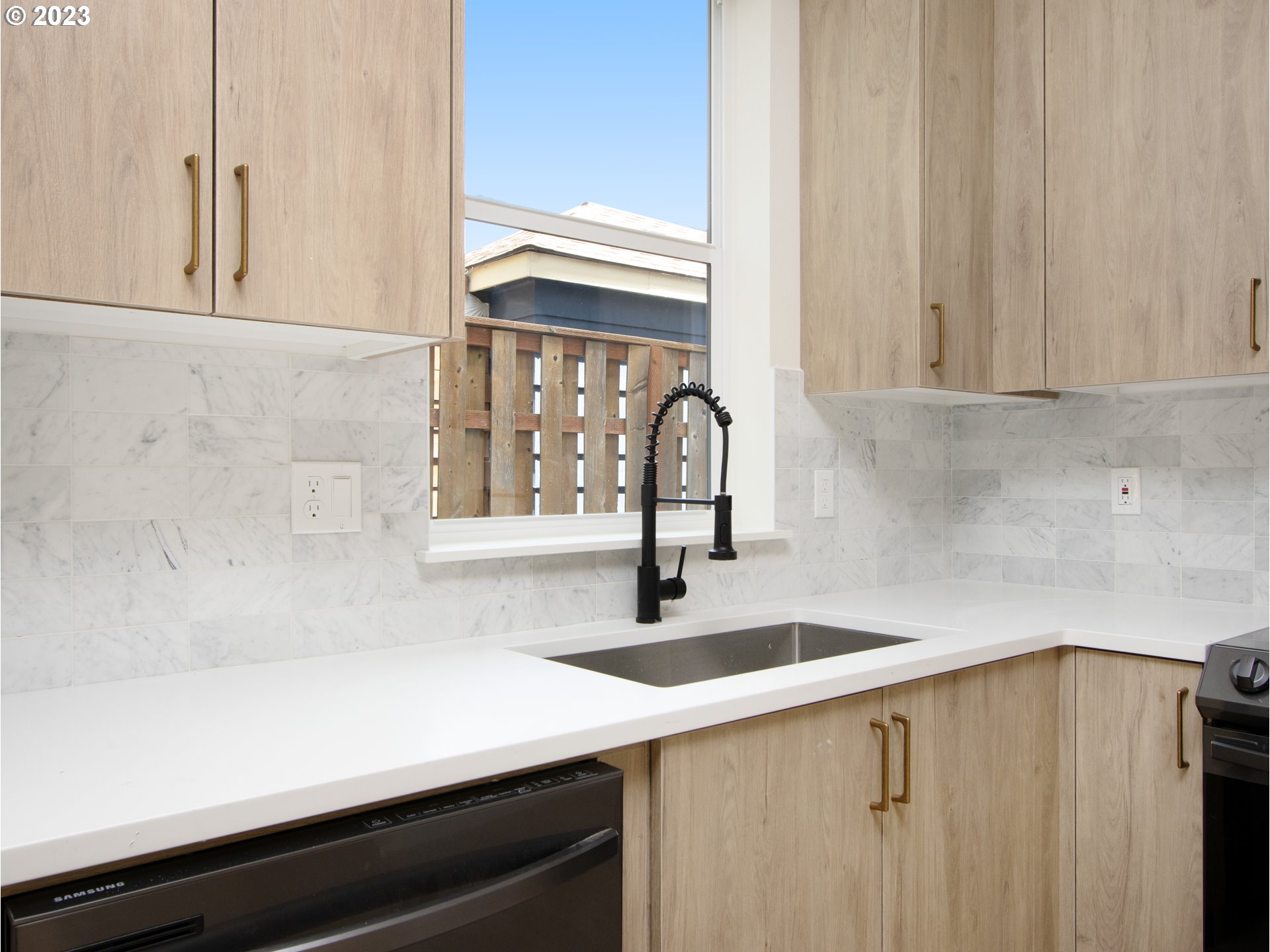 7523 N Clarendon AVE 6