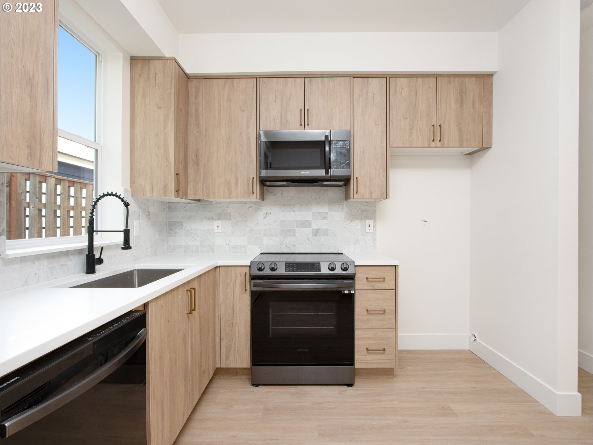 7523 N Clarendon AVE 6