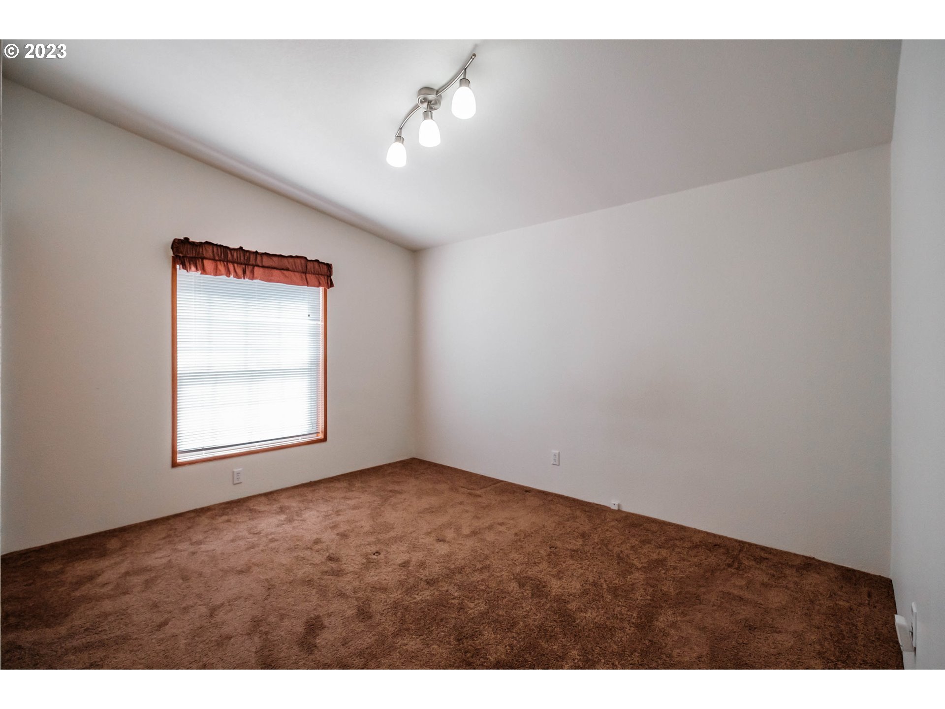 1724 NW POPPY HILLS DR, McMinnville