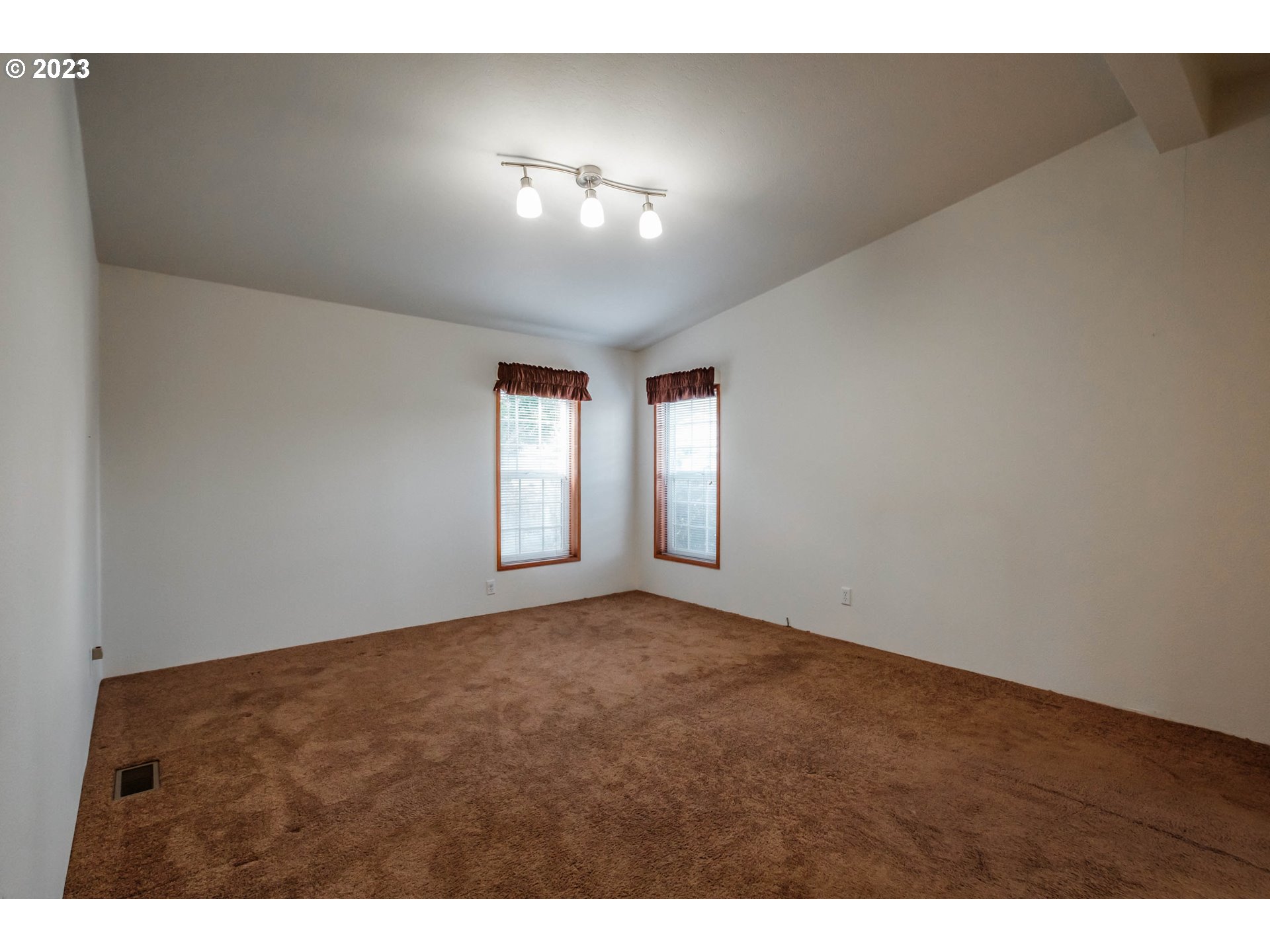 1724 NW POPPY HILLS DR, McMinnville