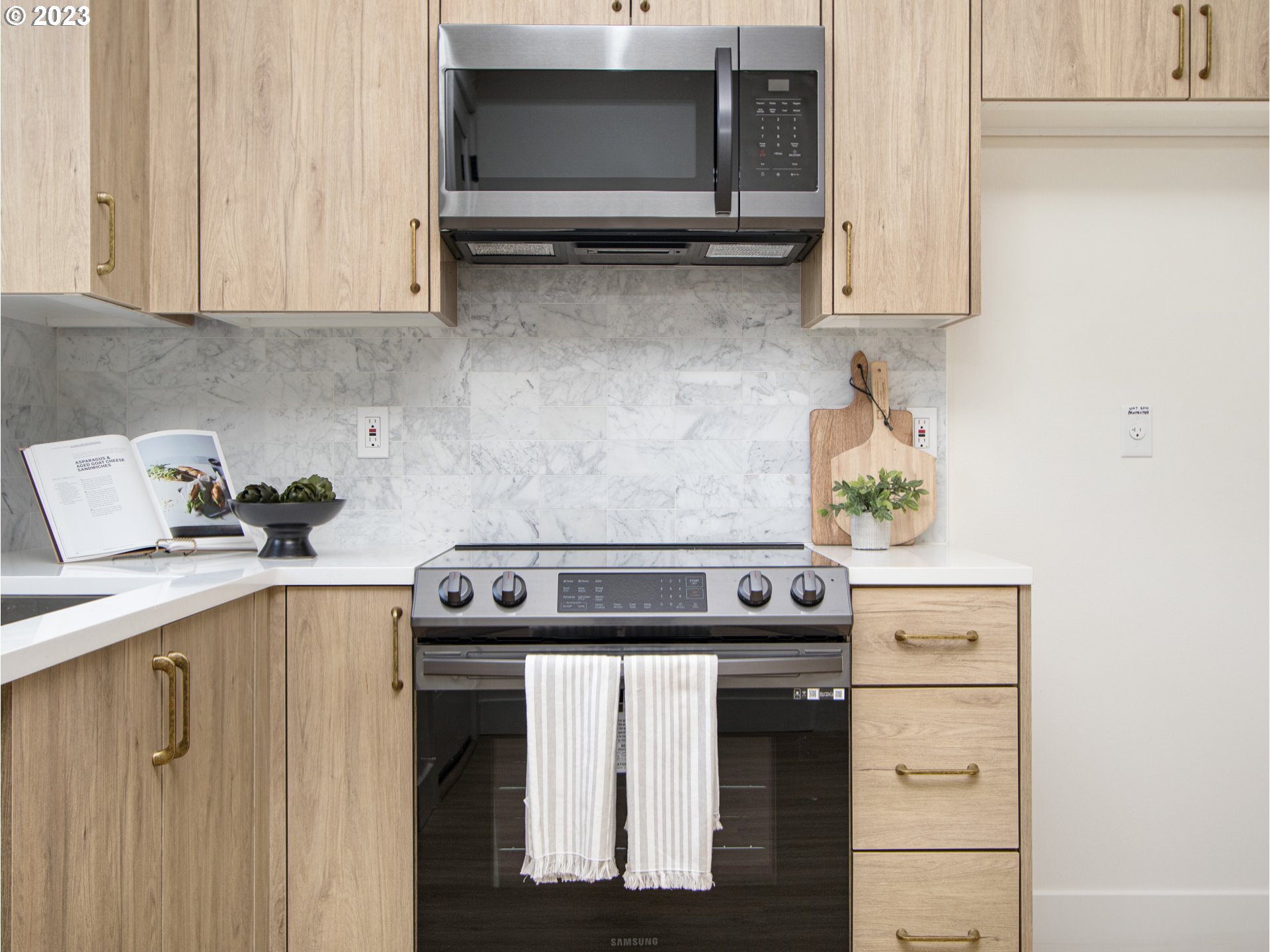 7517 N Clarendon AVE 3