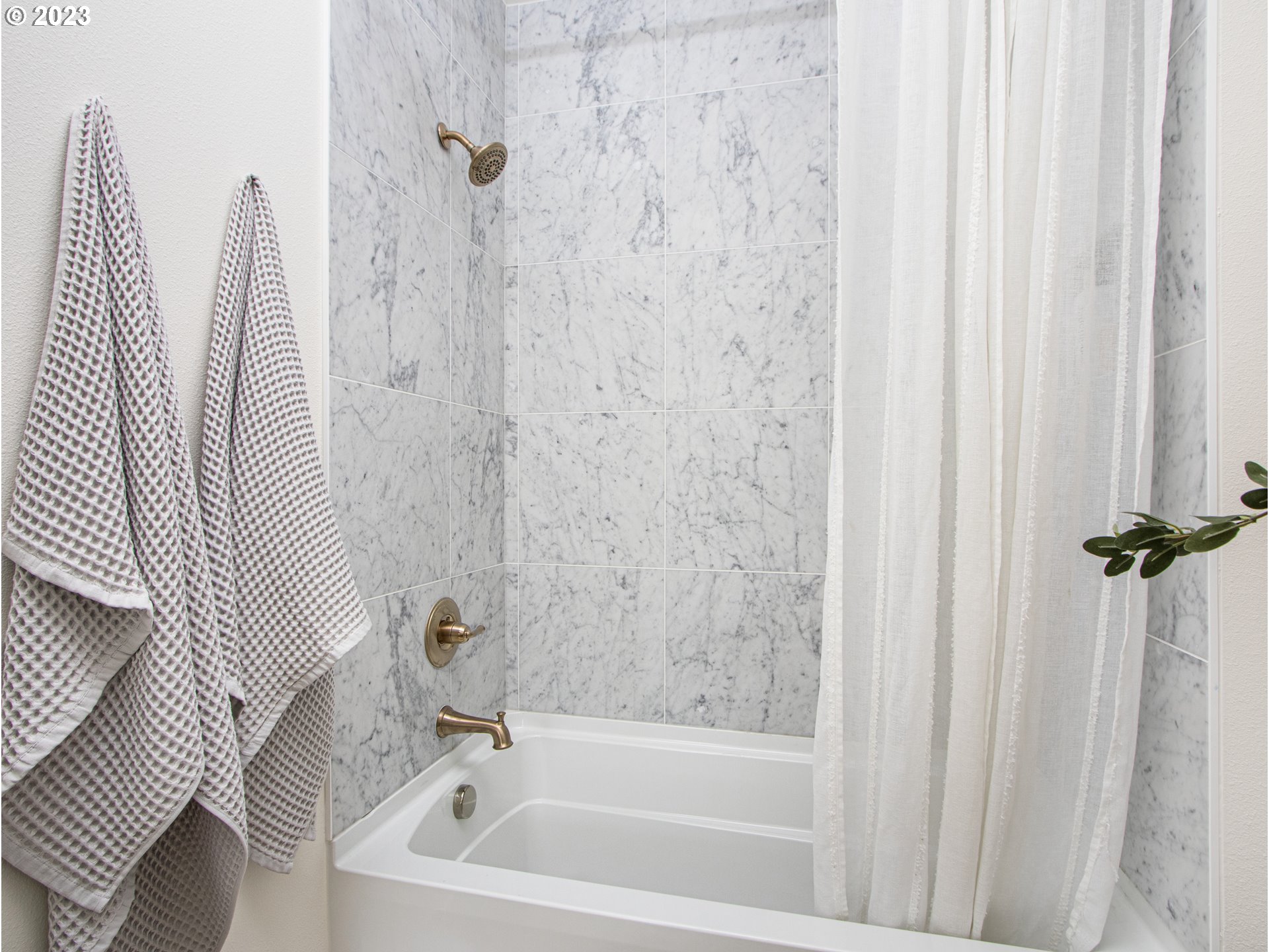 7517 N Clarendon AVE 3