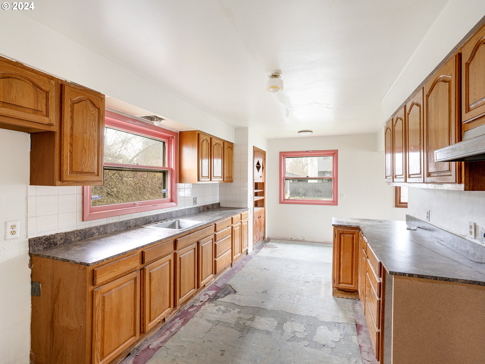 6710 N GREENWICH AVE