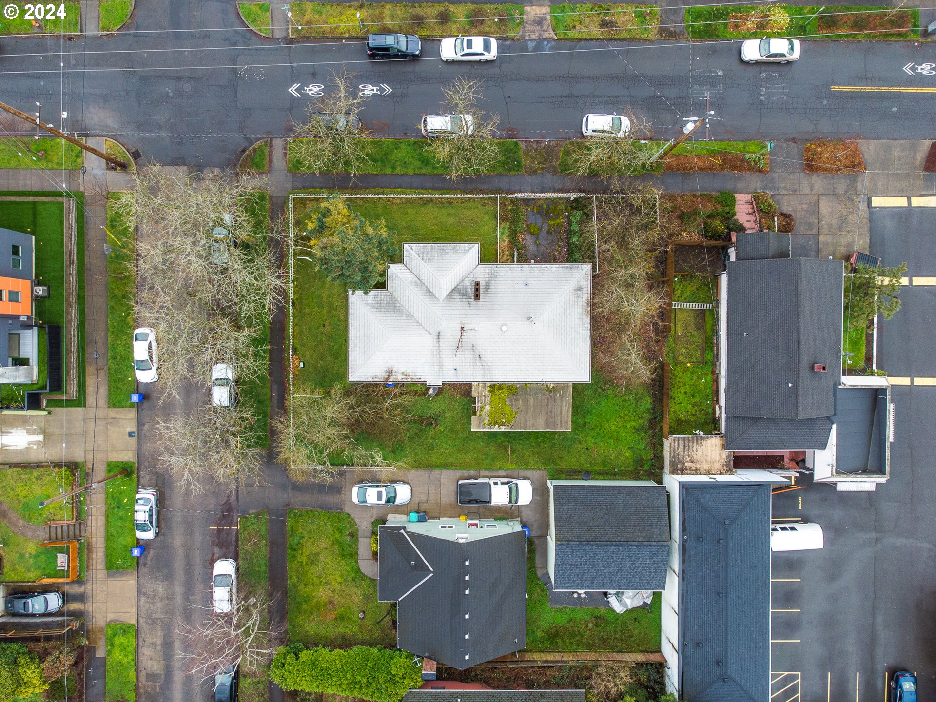 6710 N GREENWICH AVE