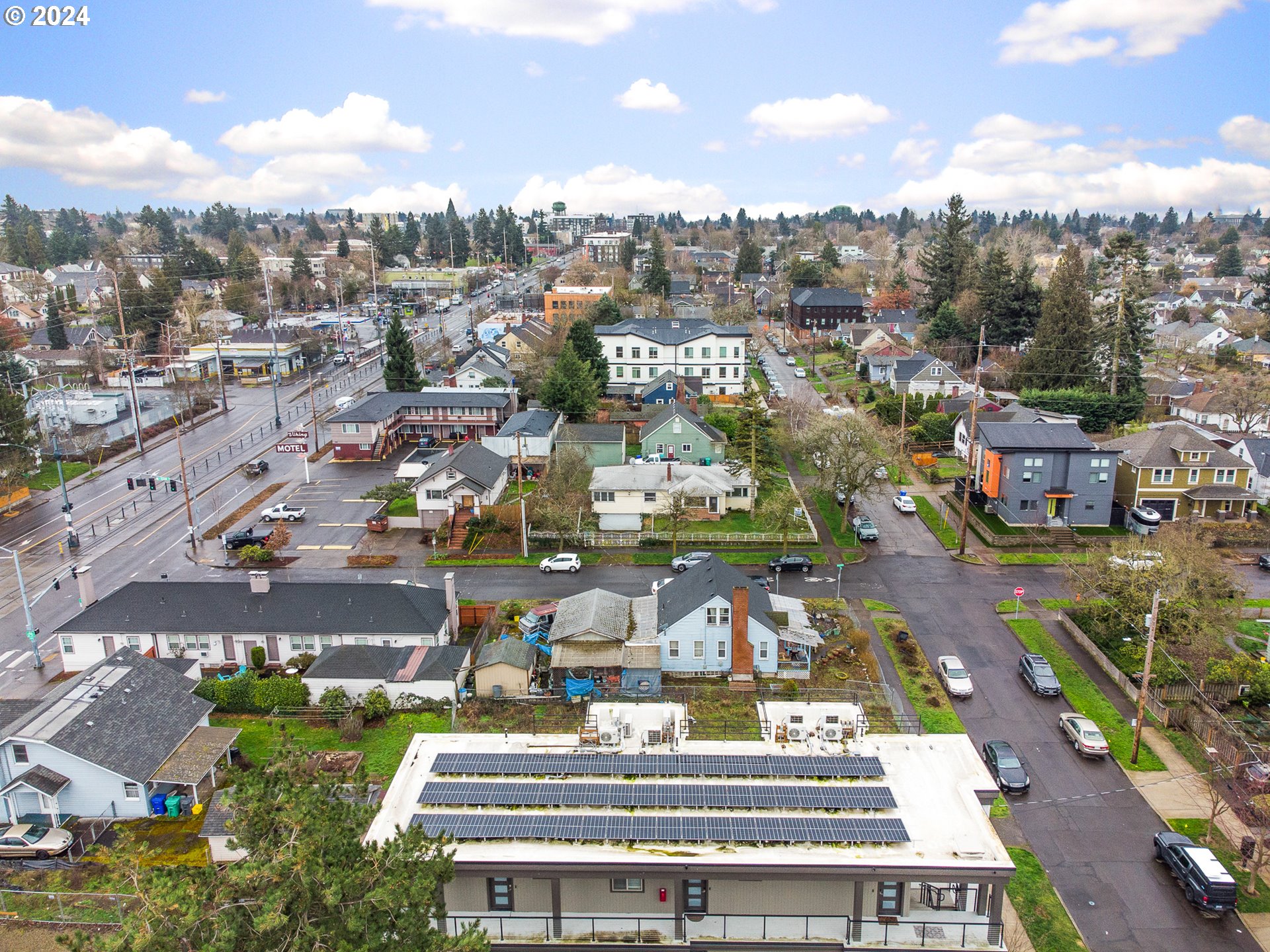 6710 N GREENWICH AVE