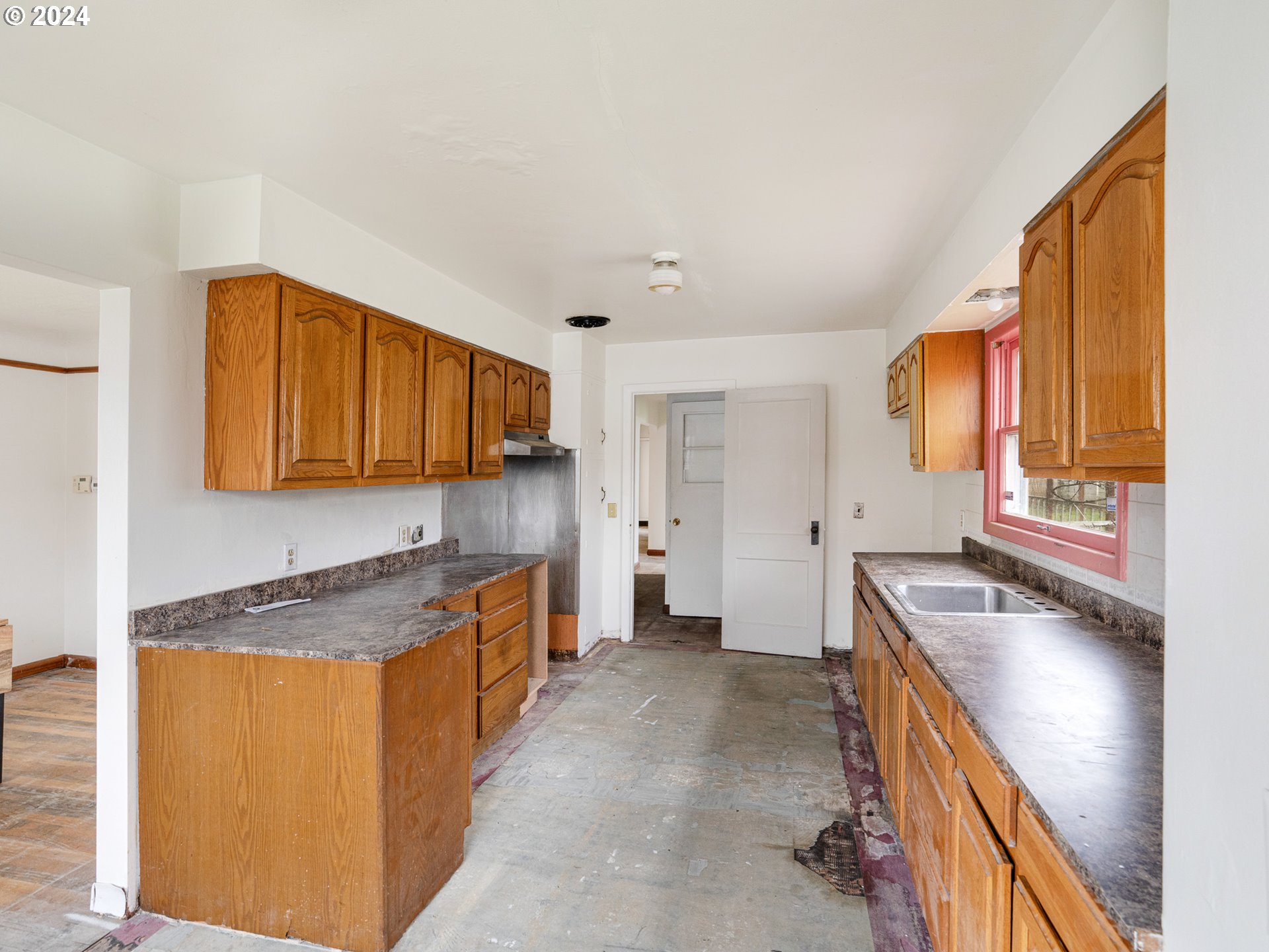 6710 N GREENWICH AVE