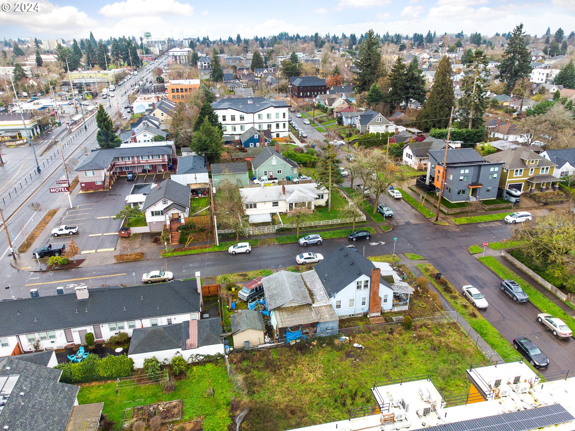 6710 N GREENWICH AVE